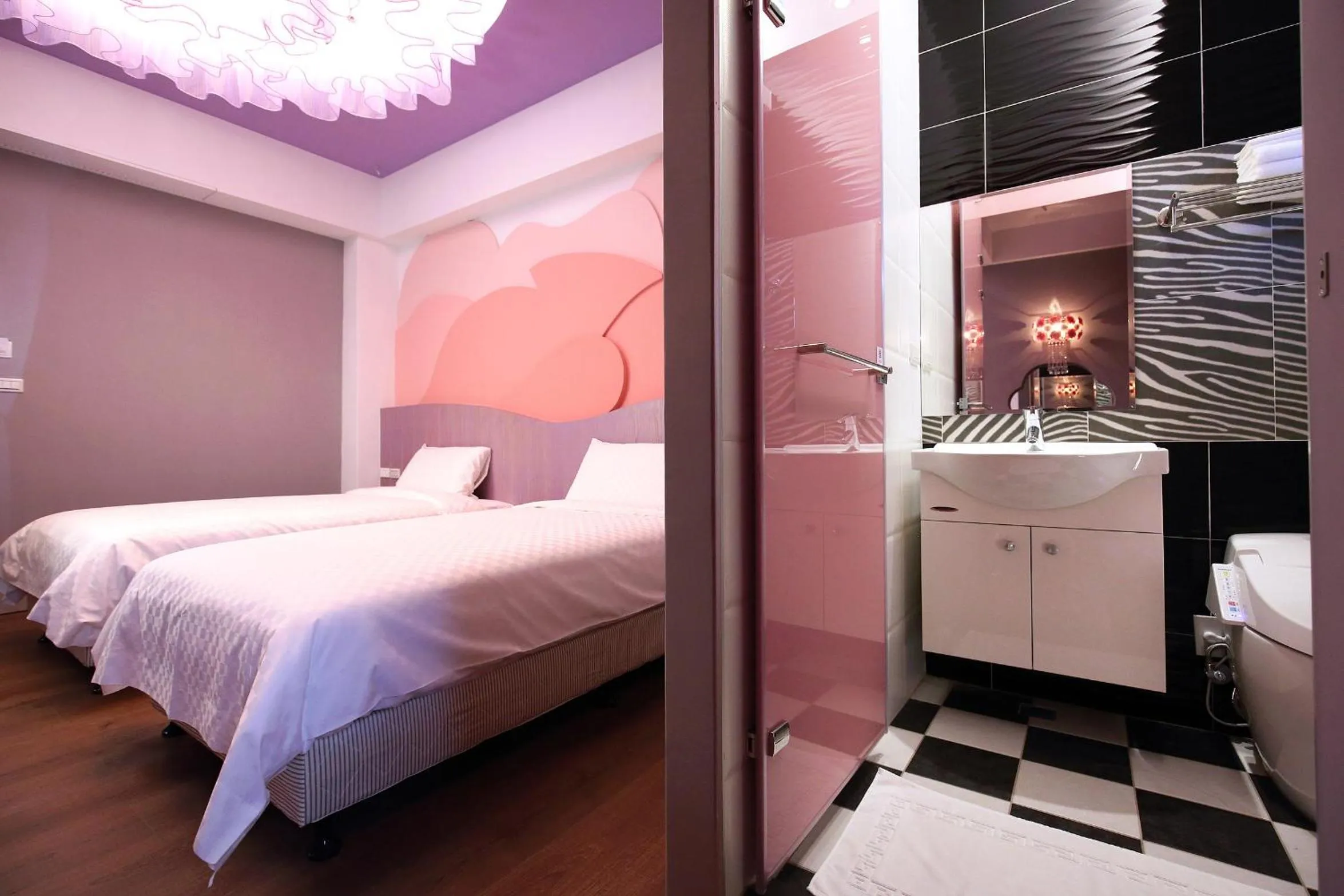 Photo of the whole room, Bed in Buckingham Palace B&B