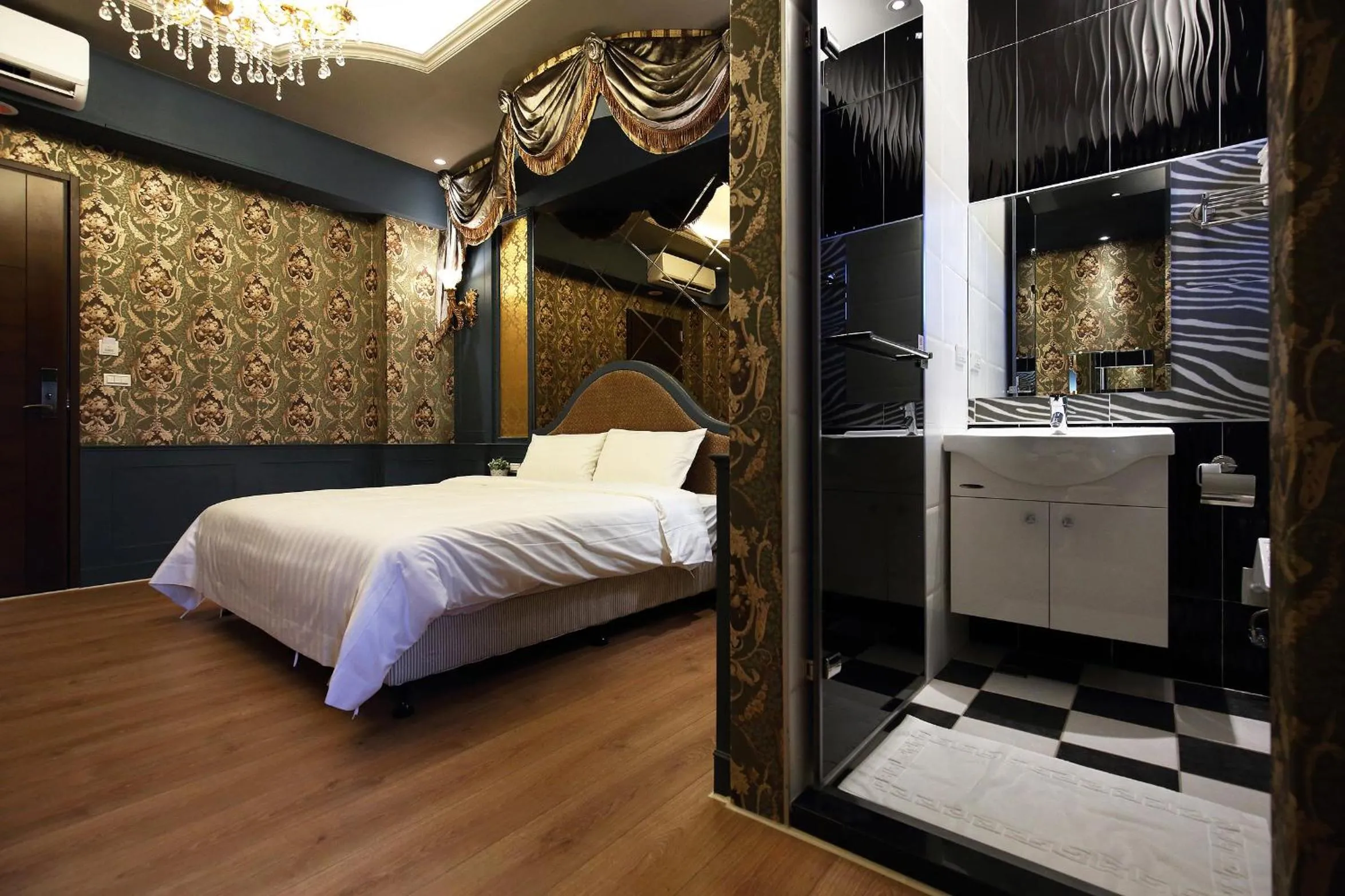 Photo of the whole room, Bed in Buckingham Palace B&B