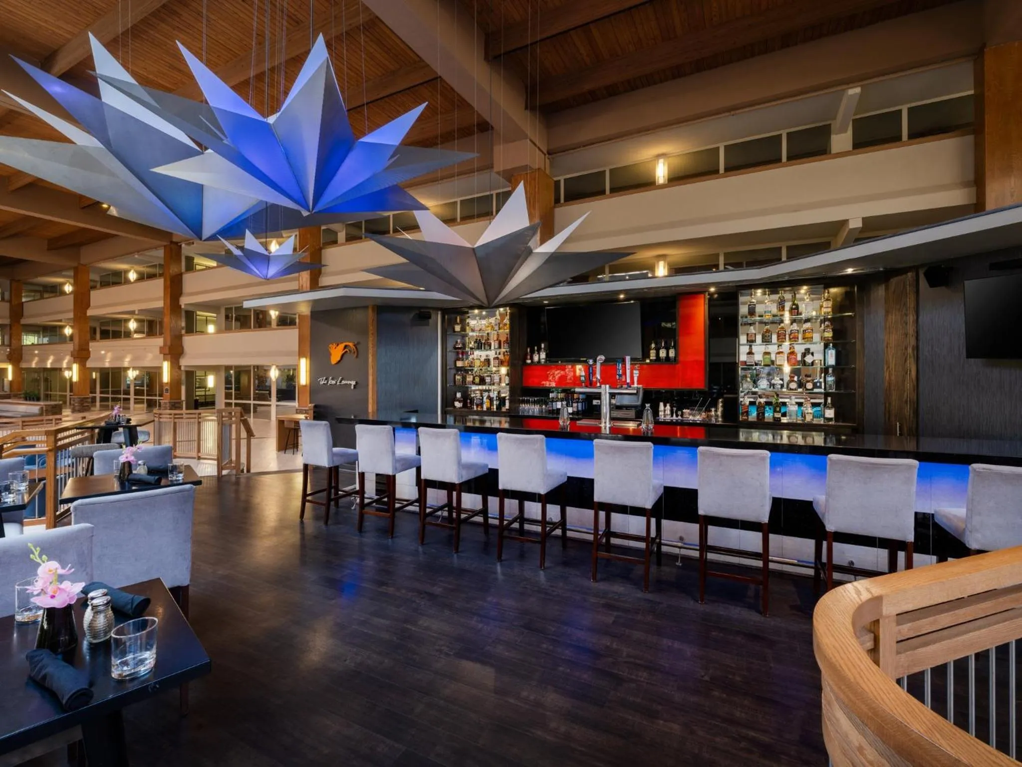 Lounge or bar in Crowne Plaza Suffern-Mahwah by IHG