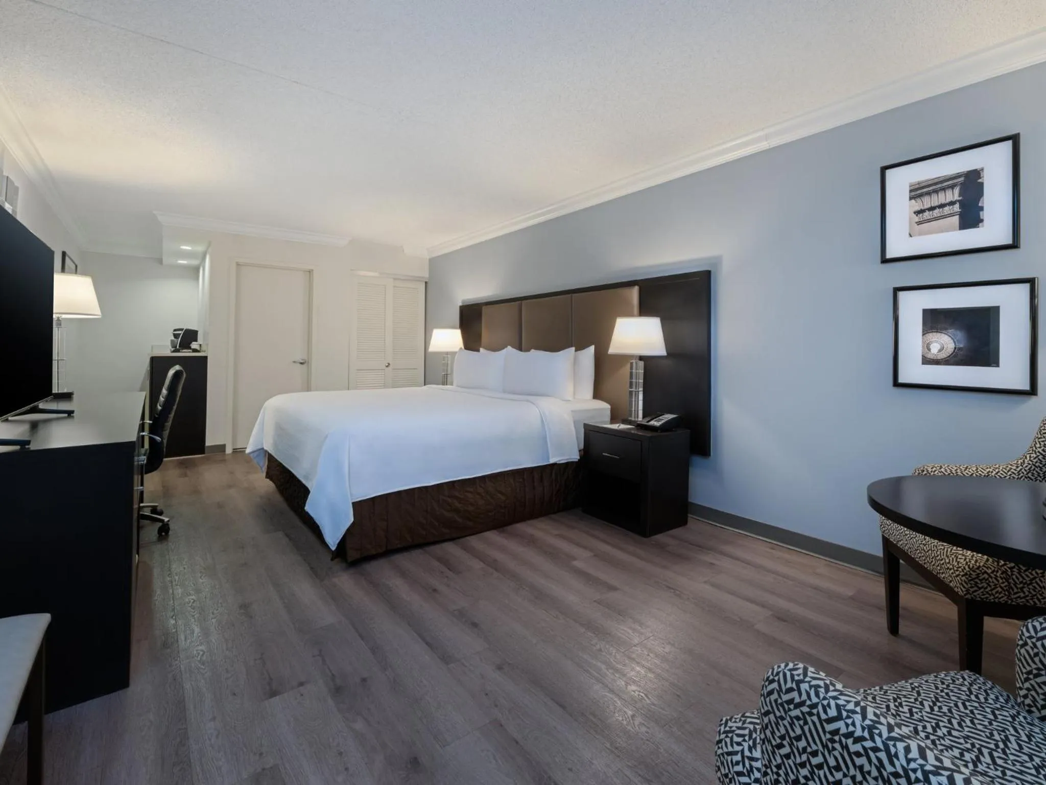 Photo of the whole room, Bed in Crowne Plaza Suffern-Mahwah by IHG