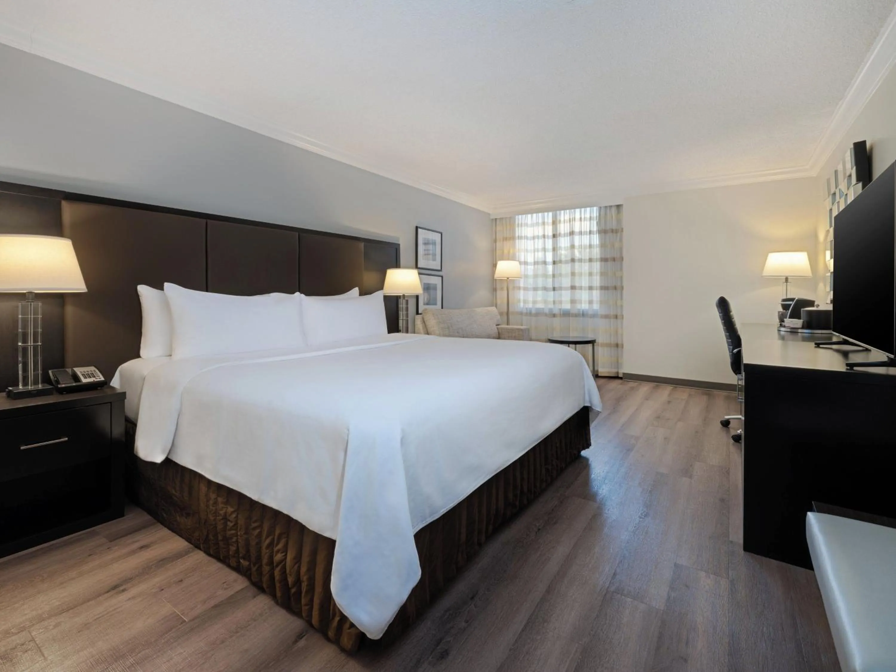 Bedroom, Bed in Crowne Plaza Suffern-Mahwah by IHG