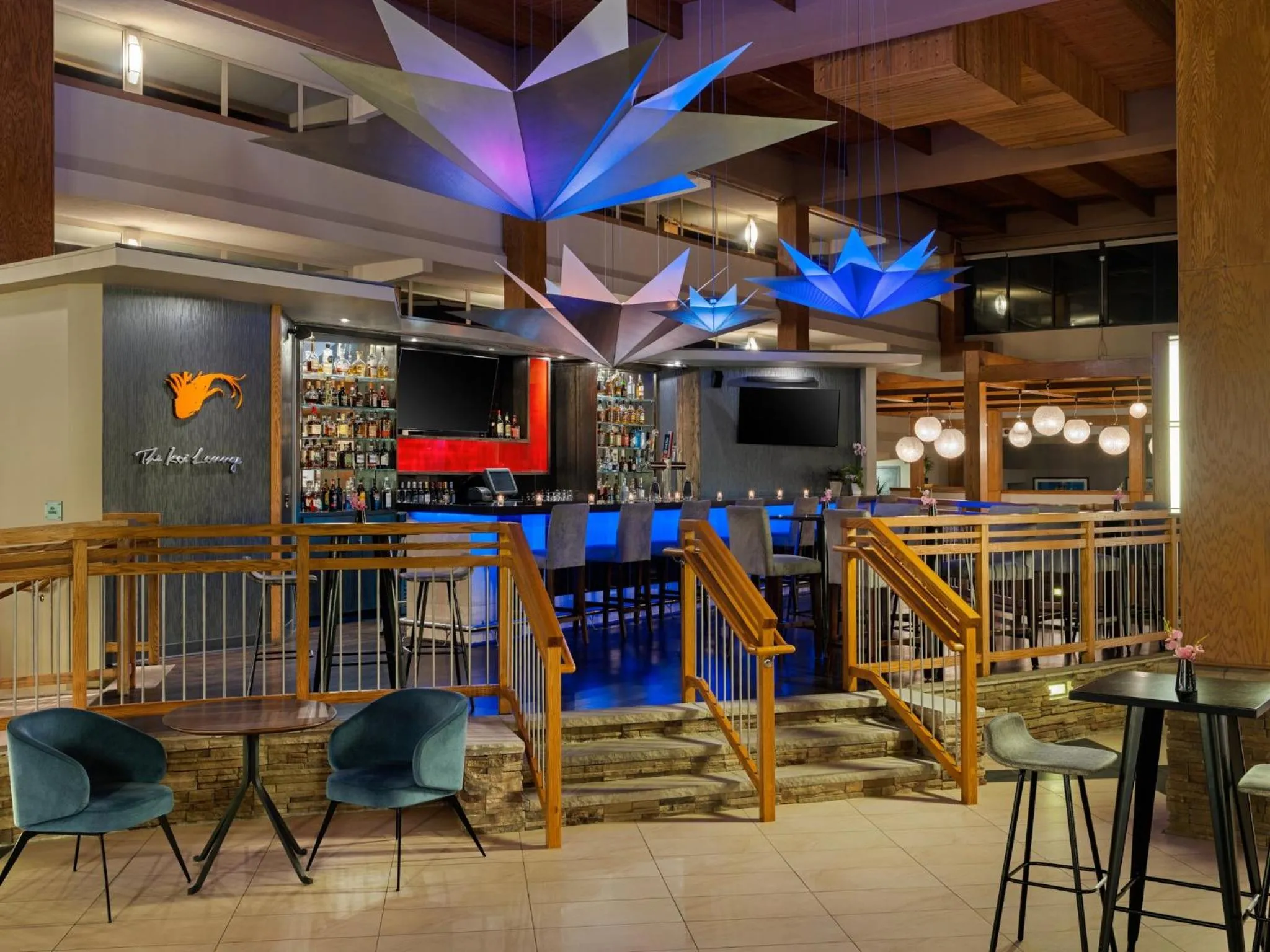 Lounge or bar in Crowne Plaza Suffern-Mahwah by IHG