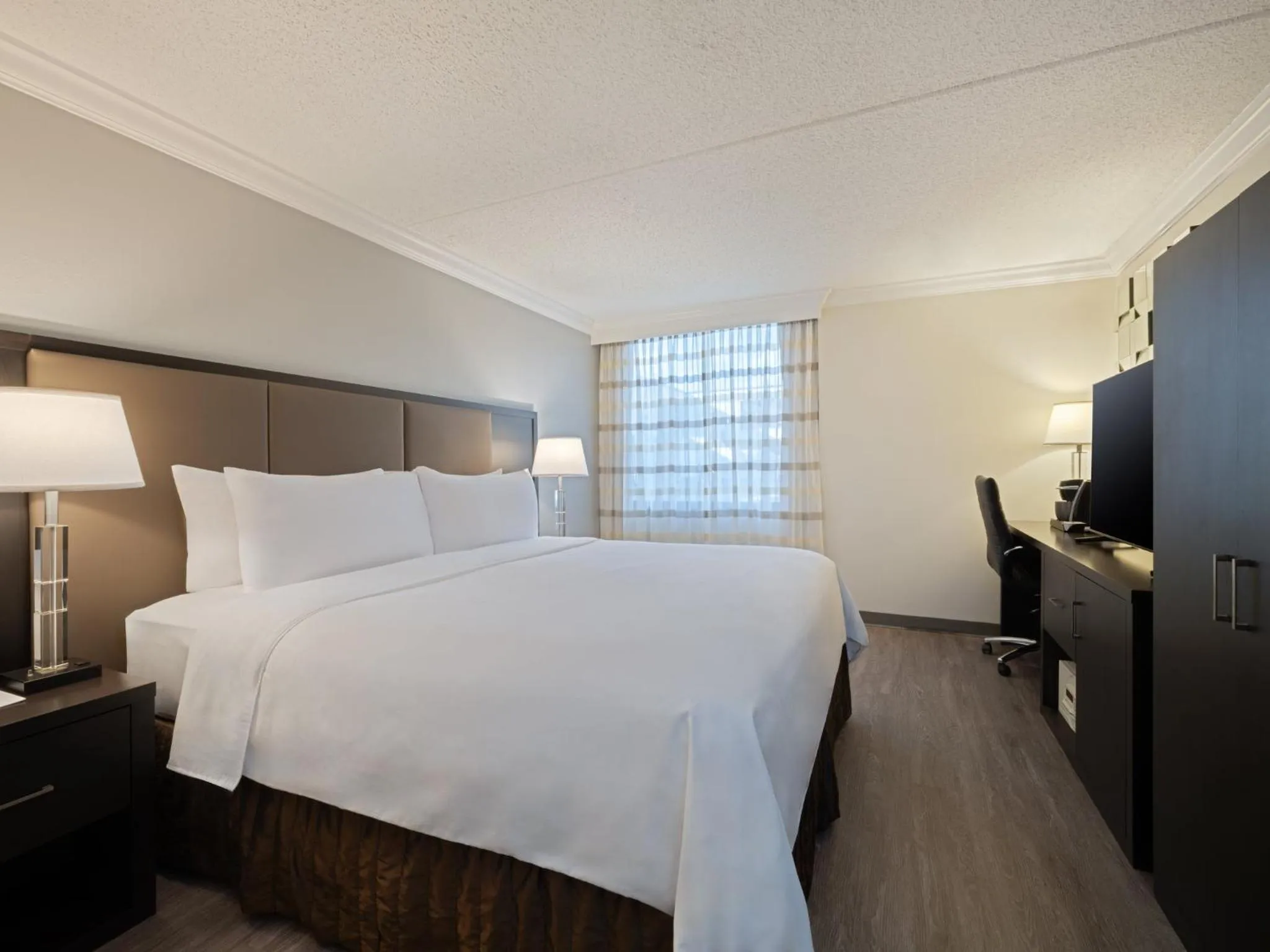 Photo of the whole room, Bed in Crowne Plaza Suffern-Mahwah by IHG