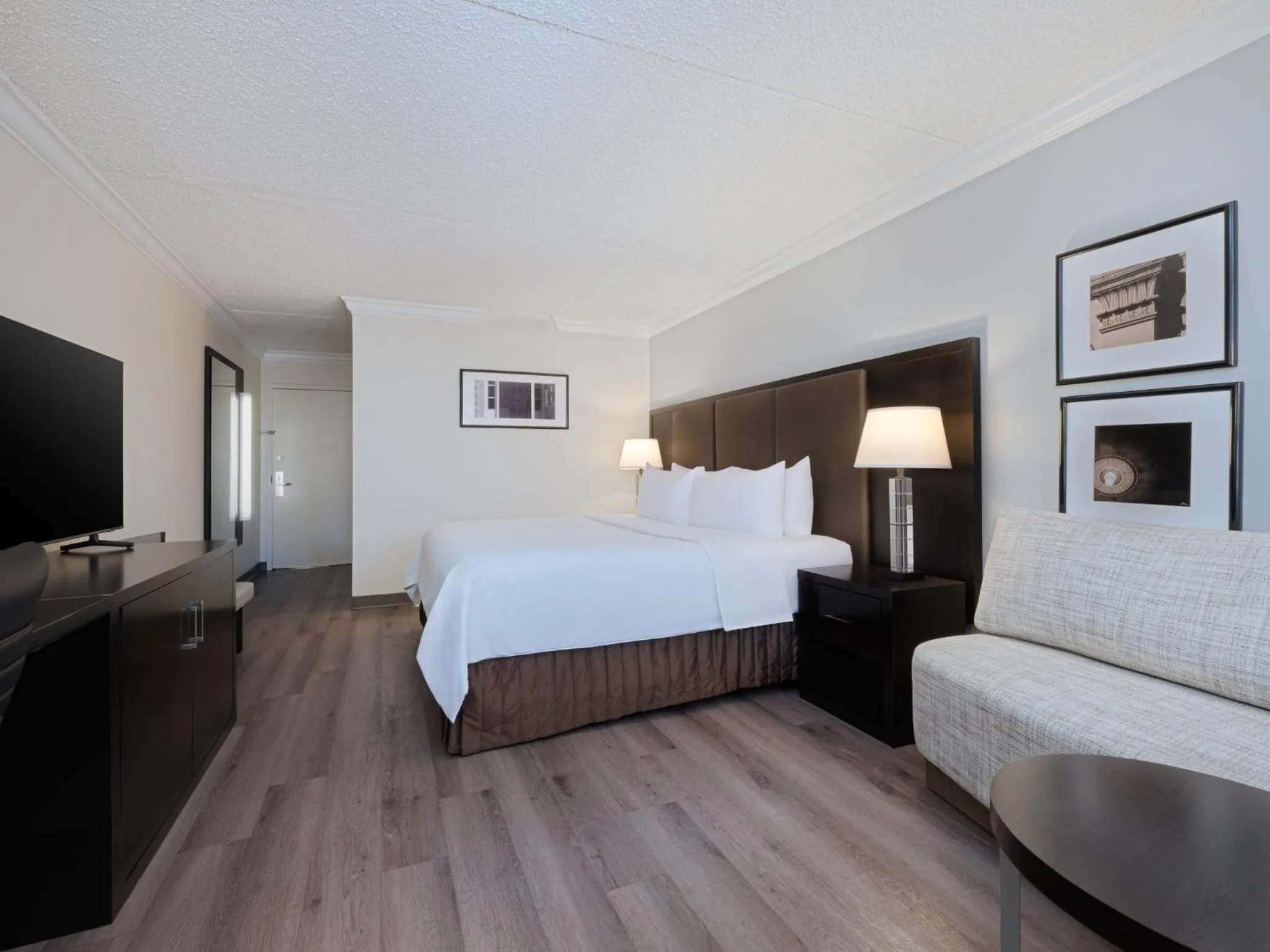 Photo of the whole room, Bed in Crowne Plaza Suffern-Mahwah by IHG