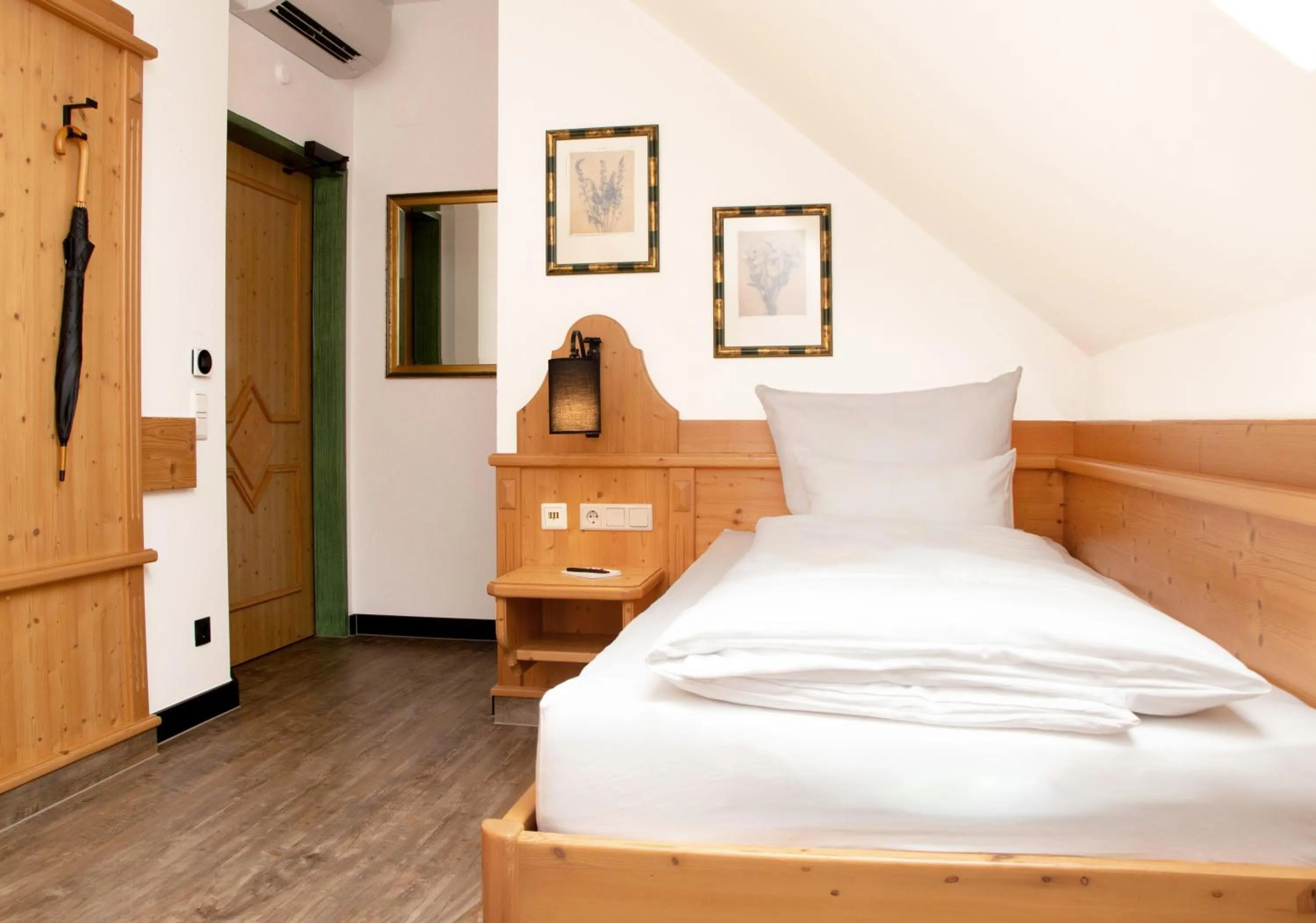 Bed in Self-Check-in Hotel VinoQ Mistelbach