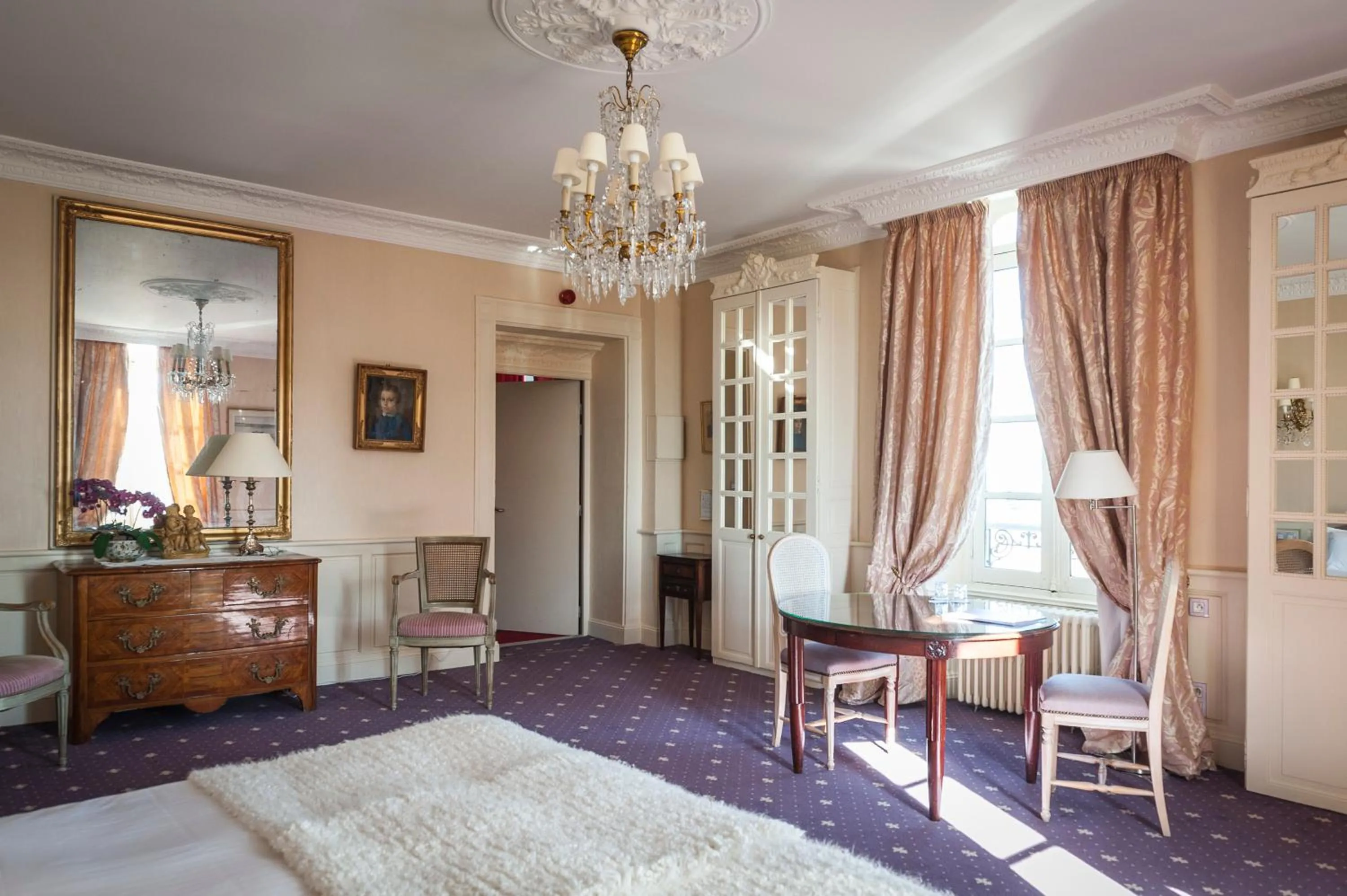 Seating area, Bed in Château D'Apigné Rennes