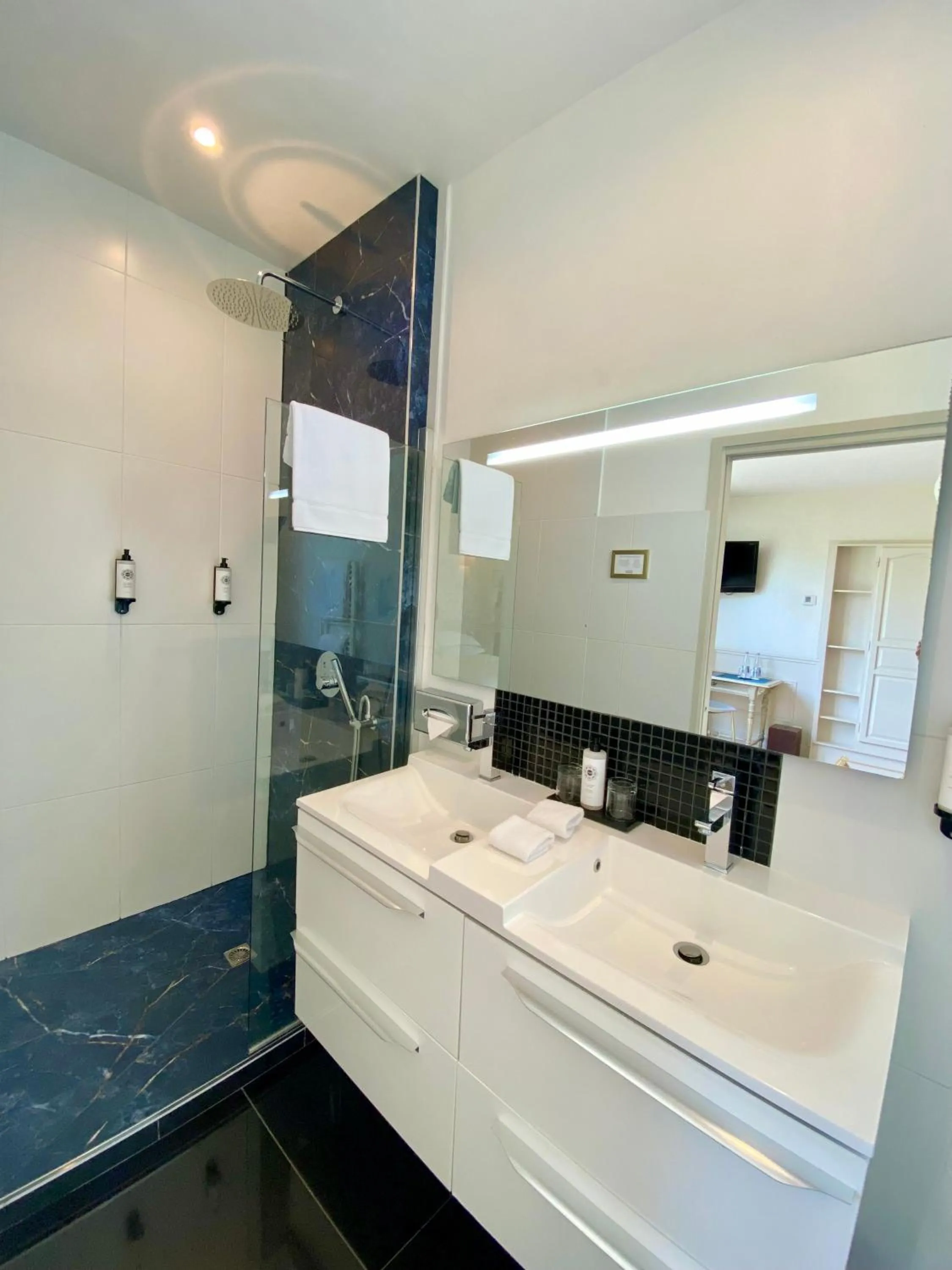 Shower in Château D'Apigné Rennes