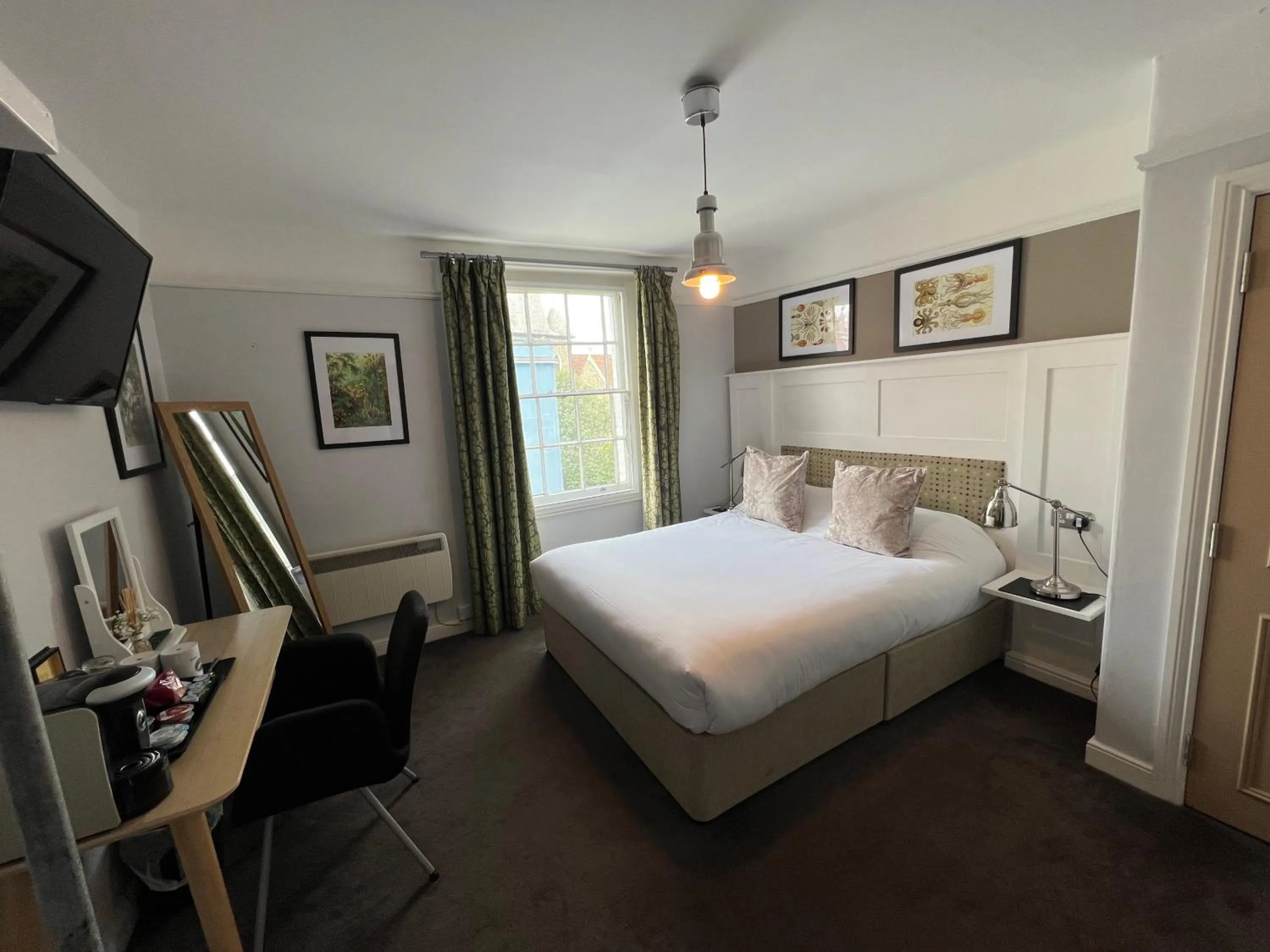 Bedroom, Bed in White Horse