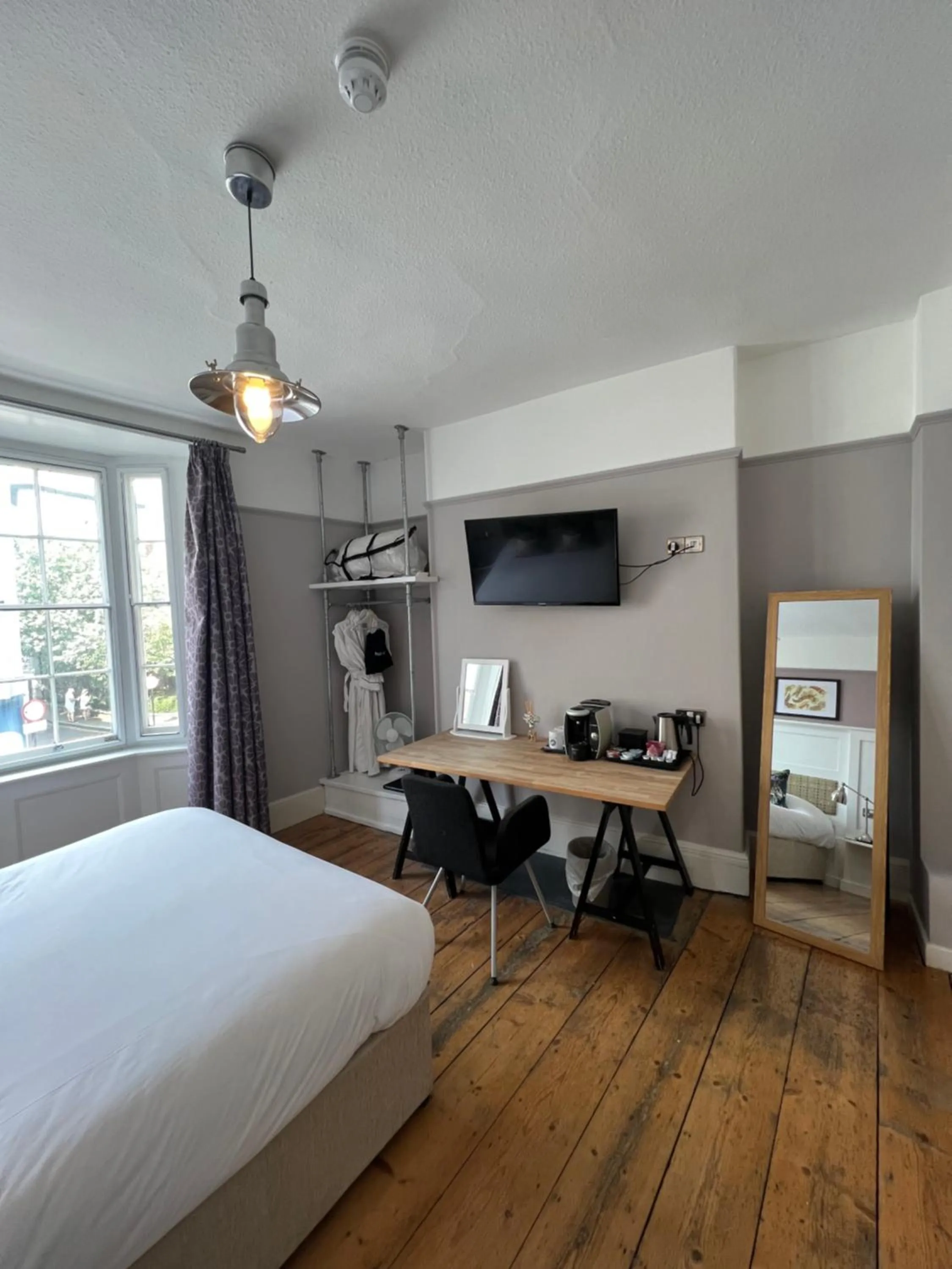 TV and multimedia, Bed in White Horse