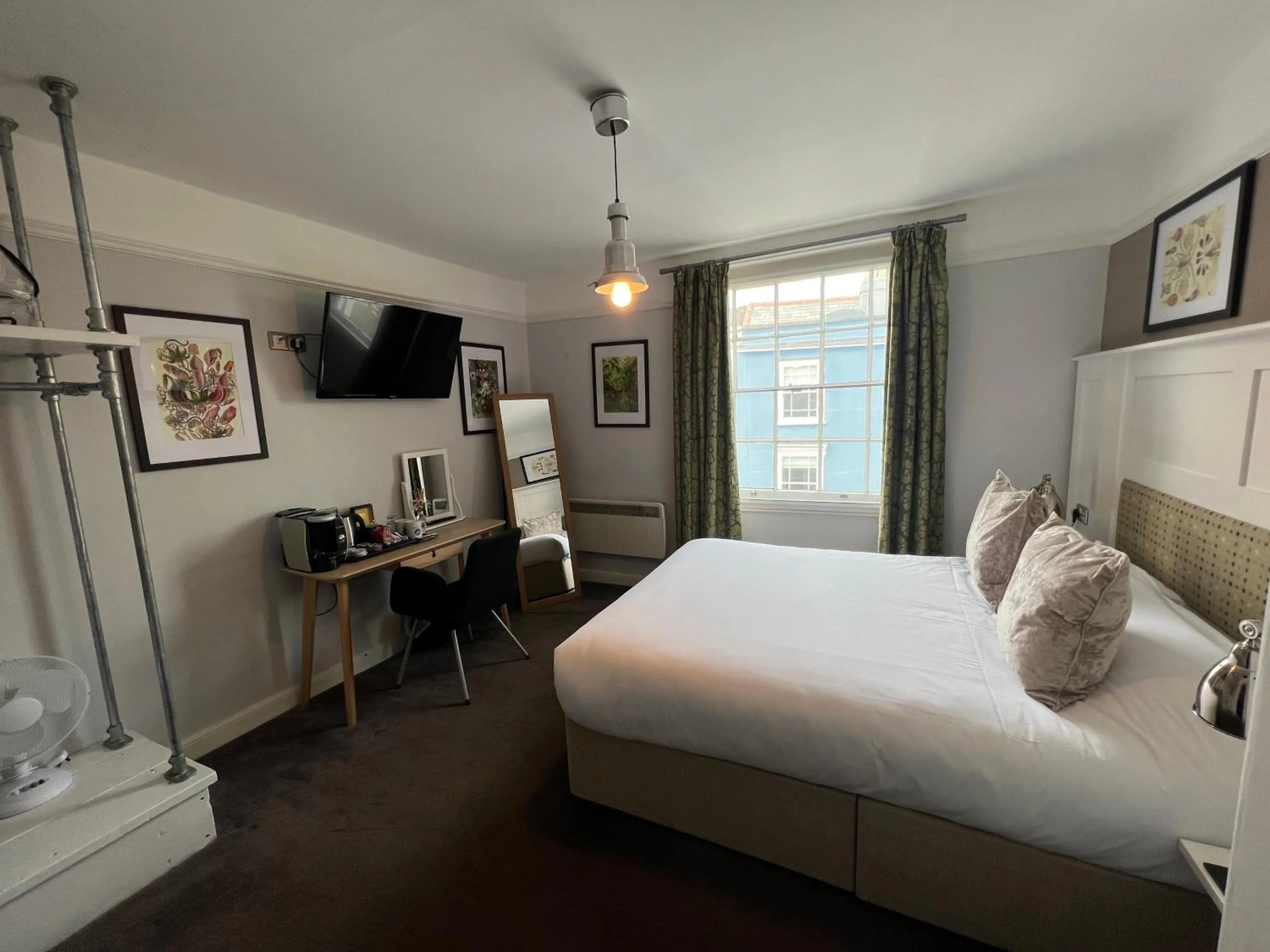 Bedroom, Bed in White Horse