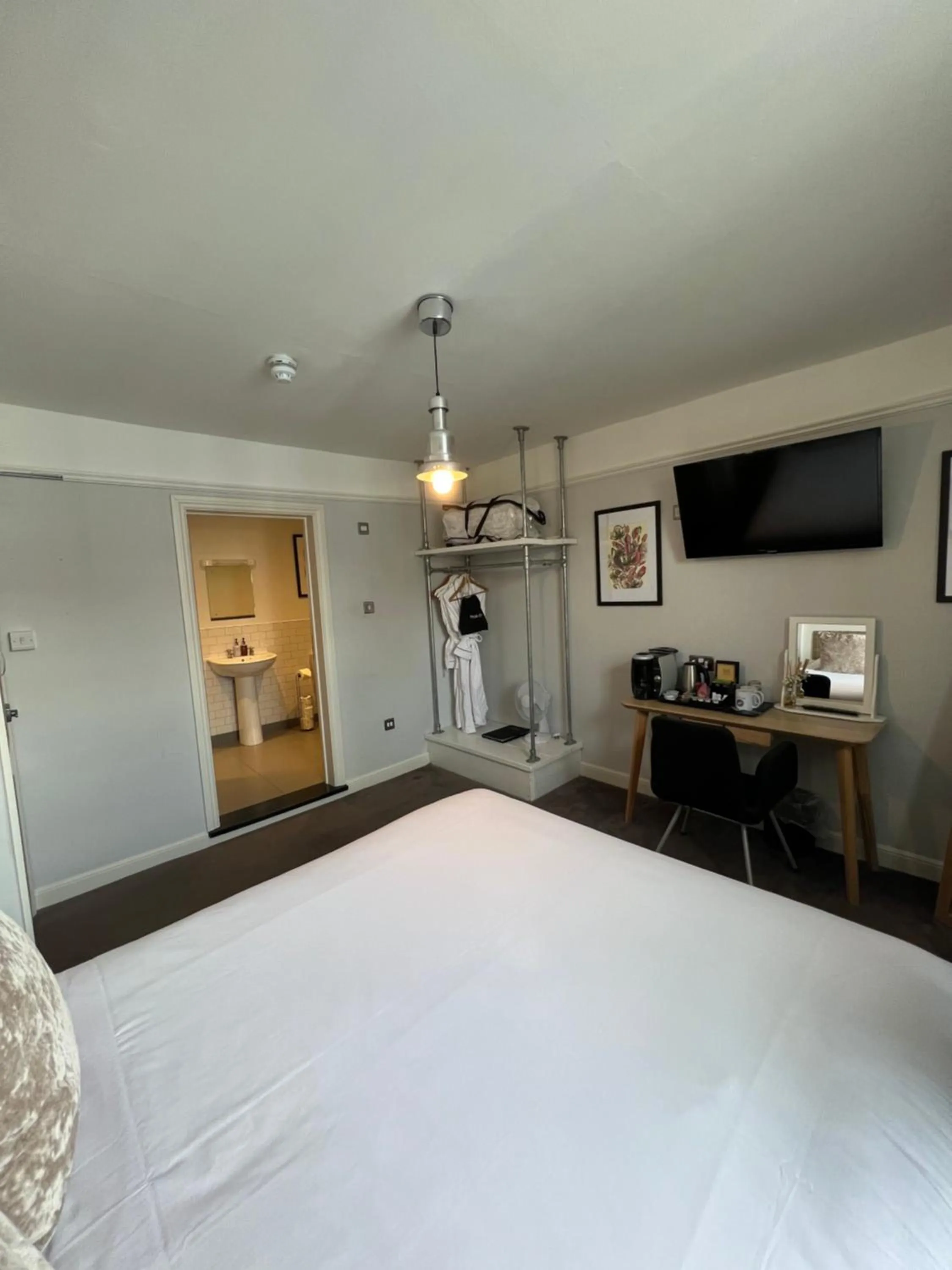 Bedroom, Bed in White Horse