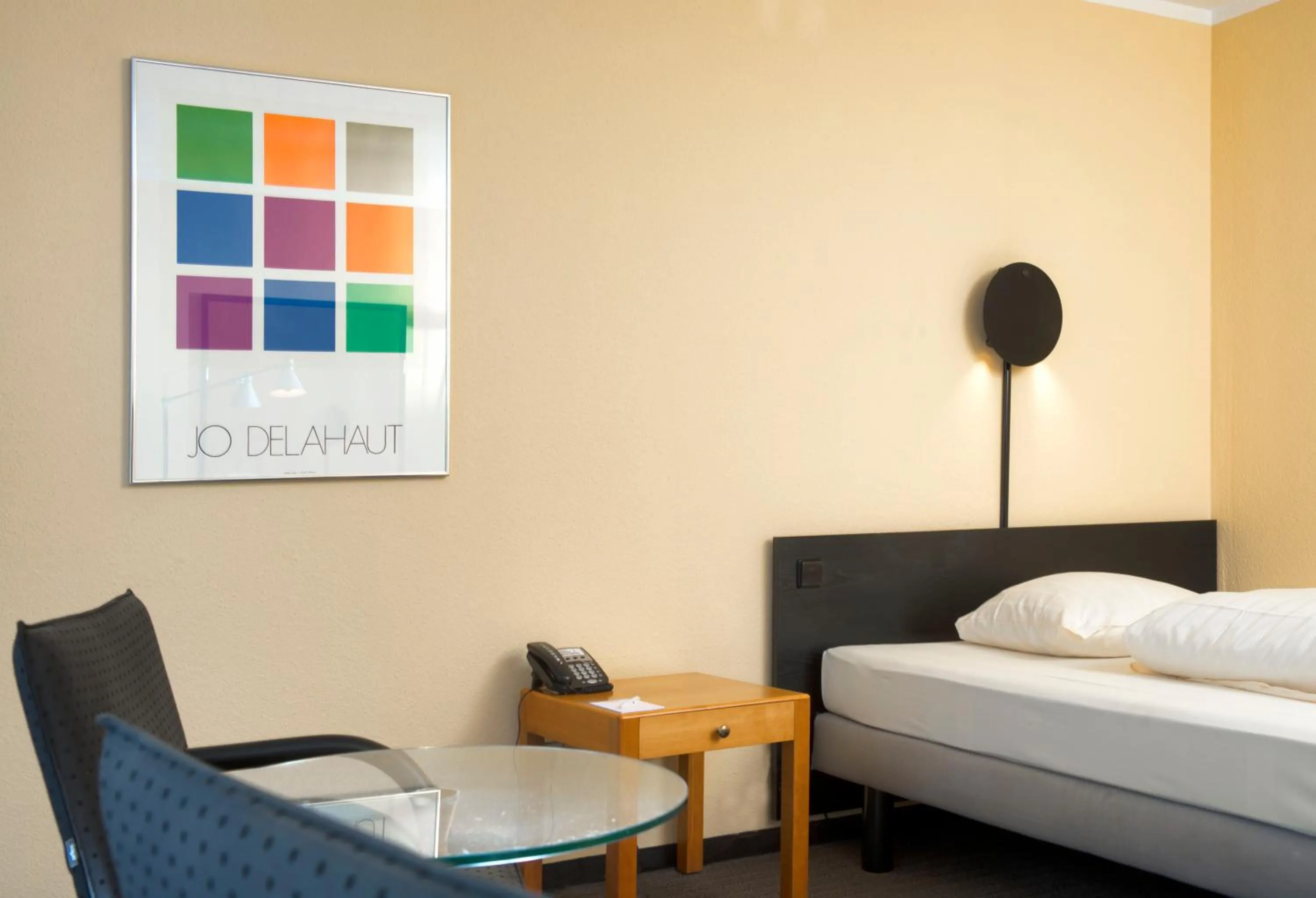 Photo of the whole room, Bed in Hotel Excelsior Ludwigshafen