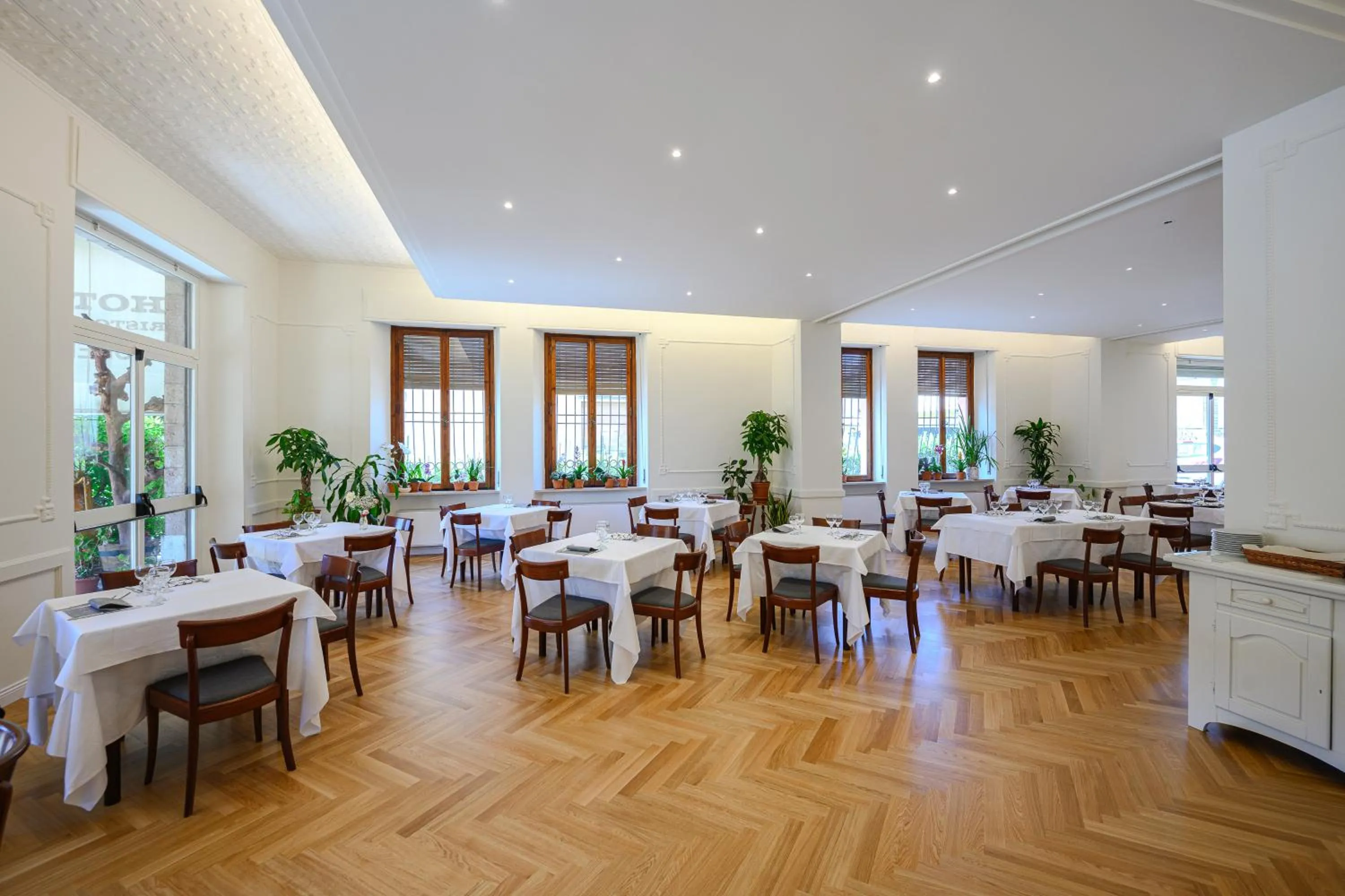 Restaurant/places to eat in Hotel Moderno