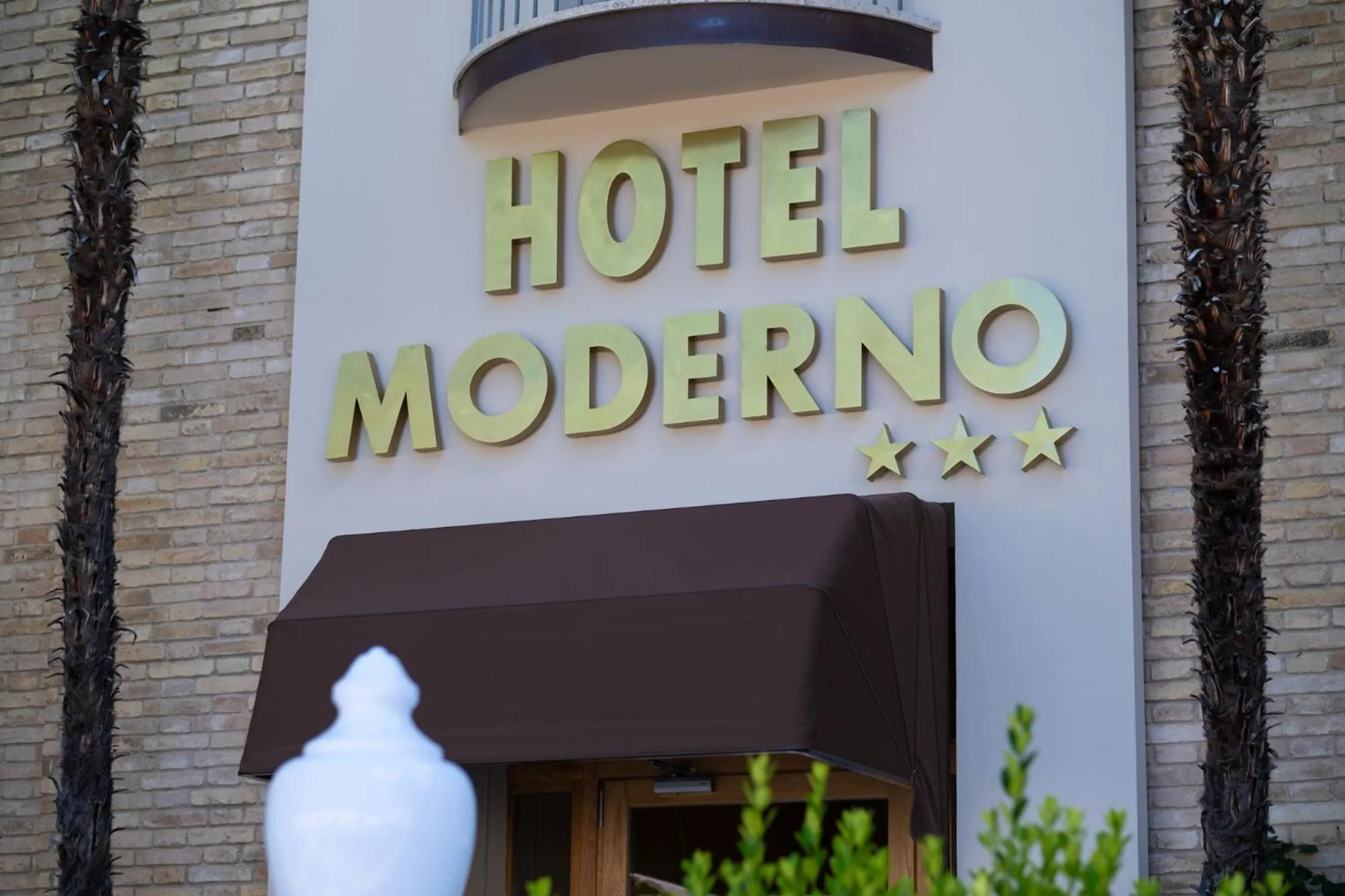 Property logo or sign in Hotel Moderno