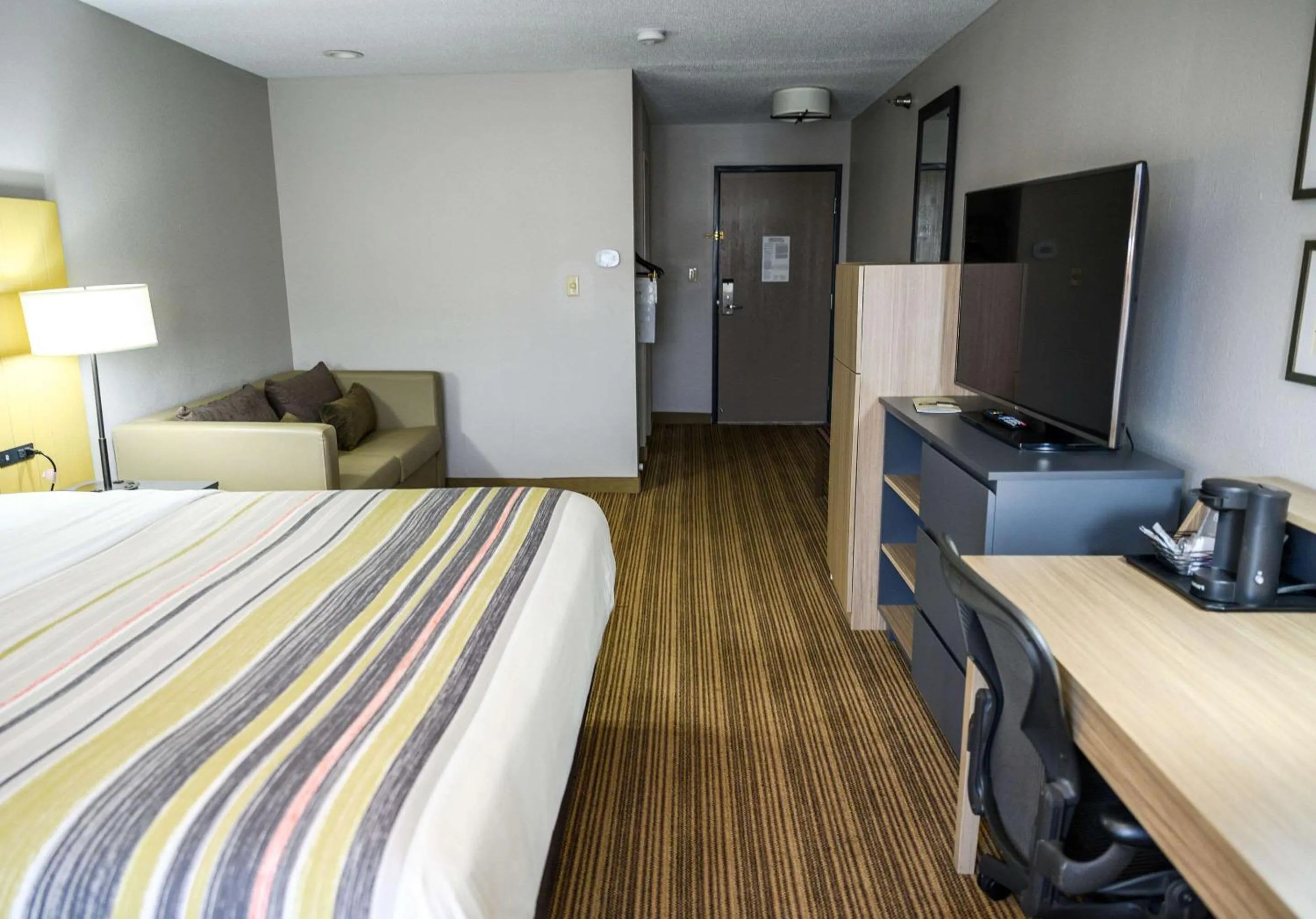 Bedroom, Bed in Country Inn & Suites by Radisson, Greenfield, IN