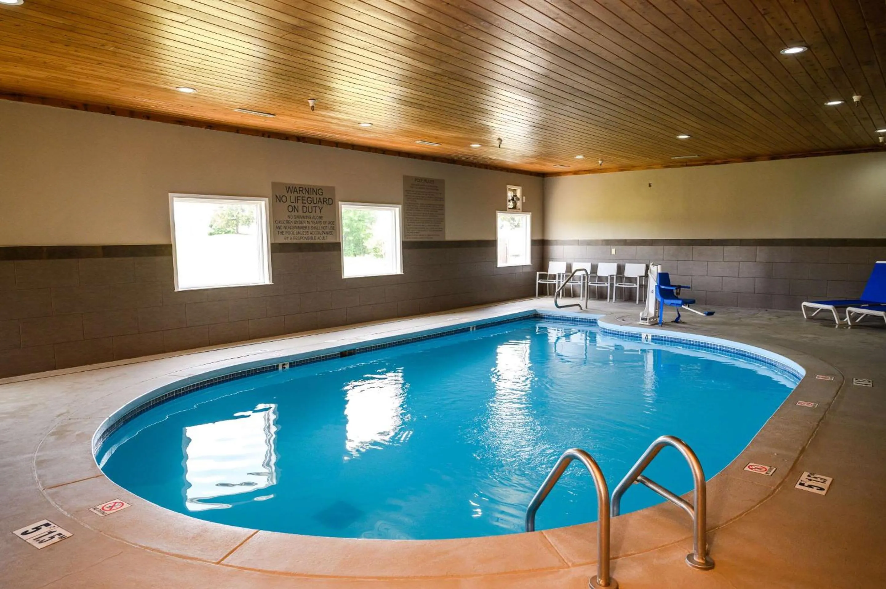 Swimming pool in Country Inn & Suites by Radisson, Greenfield, IN