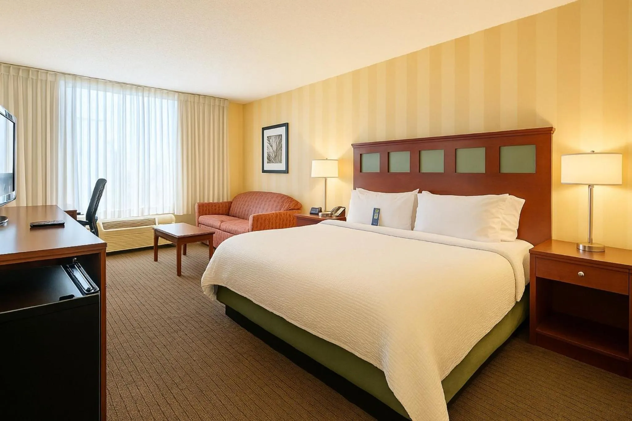 Photo of the whole room, Bed in Holiday Inn Sacramento Downtown-Arena by IHG