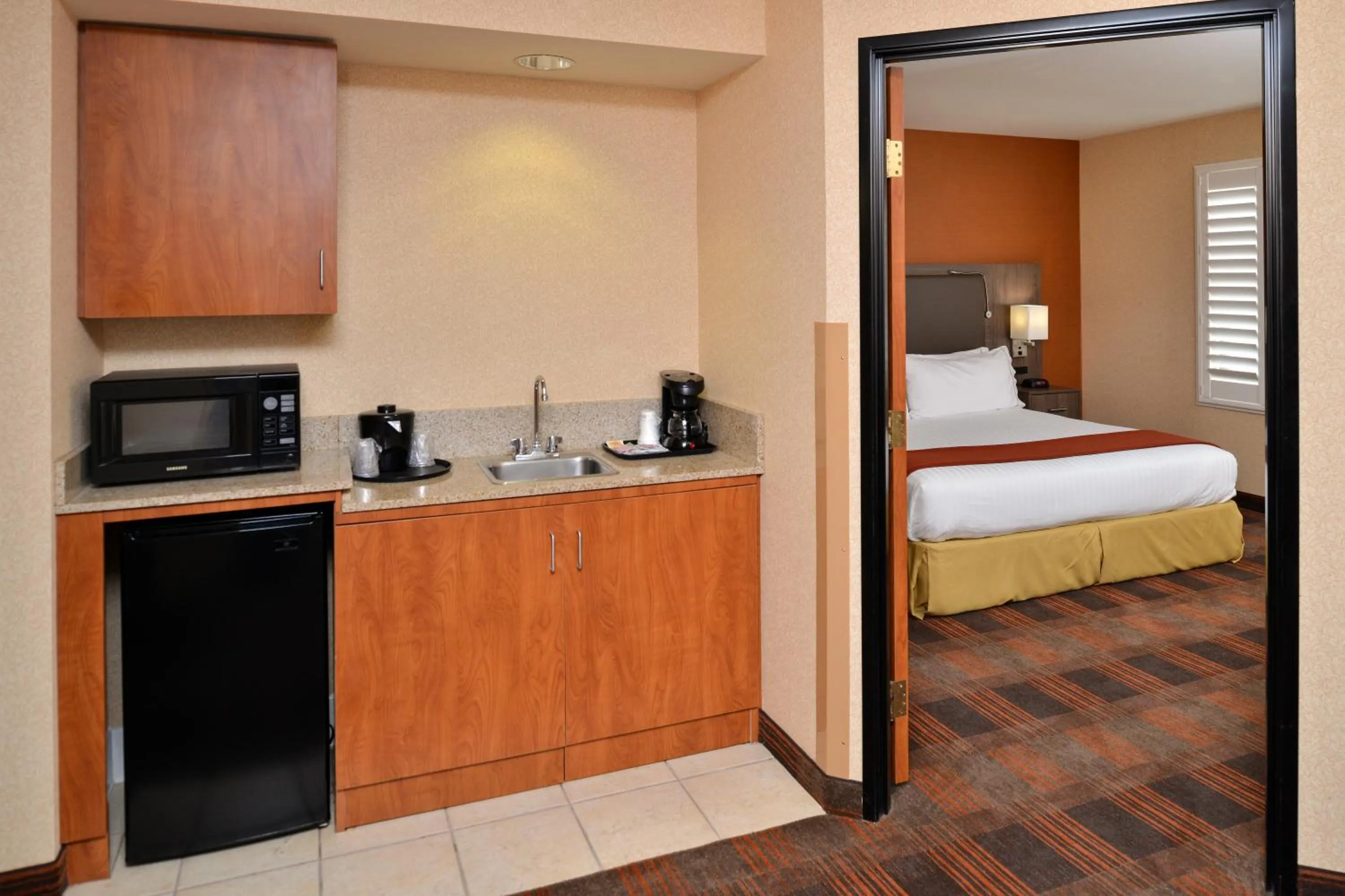 Bed in HOLIDAY INN EXPRESS & SUITES ELK GROVE CENTRAL - HWY 99 by IHG
