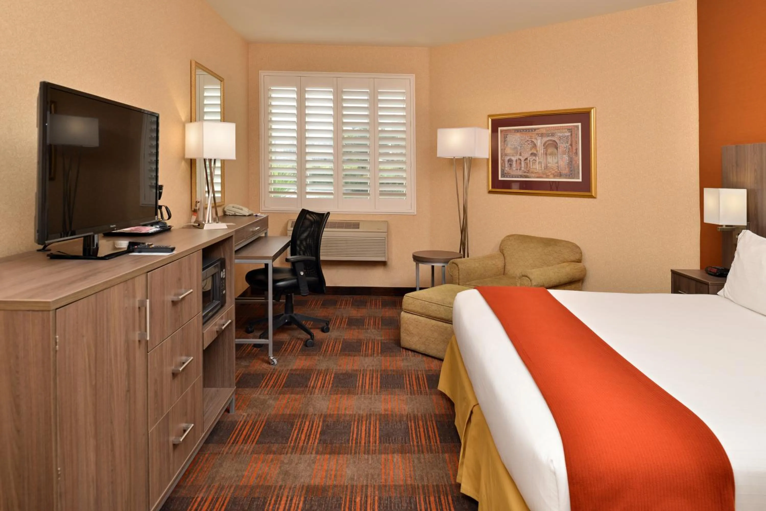 Bed in HOLIDAY INN EXPRESS & SUITES ELK GROVE CENTRAL - HWY 99 by IHG