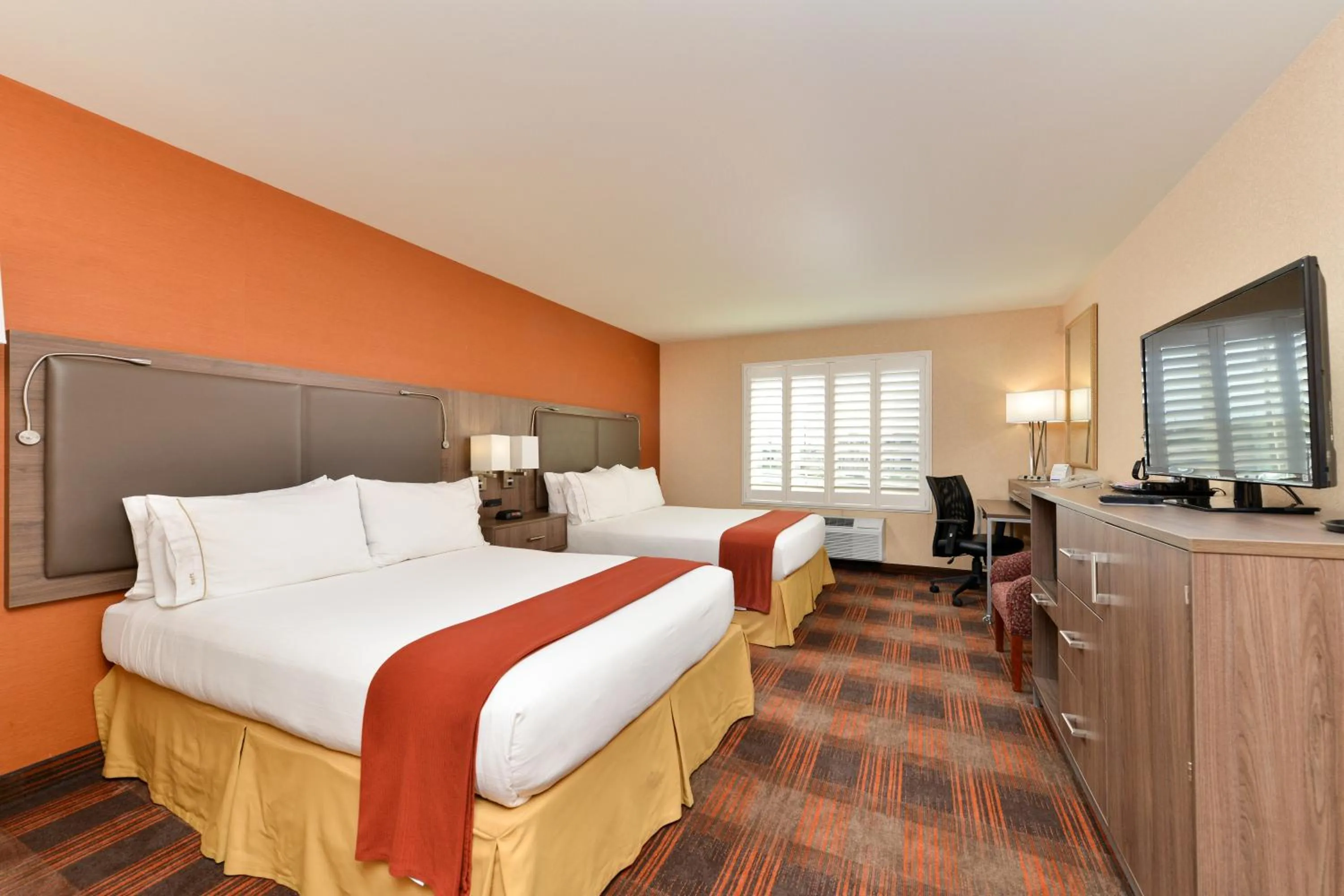 Bed in HOLIDAY INN EXPRESS & SUITES ELK GROVE CENTRAL - HWY 99 by IHG