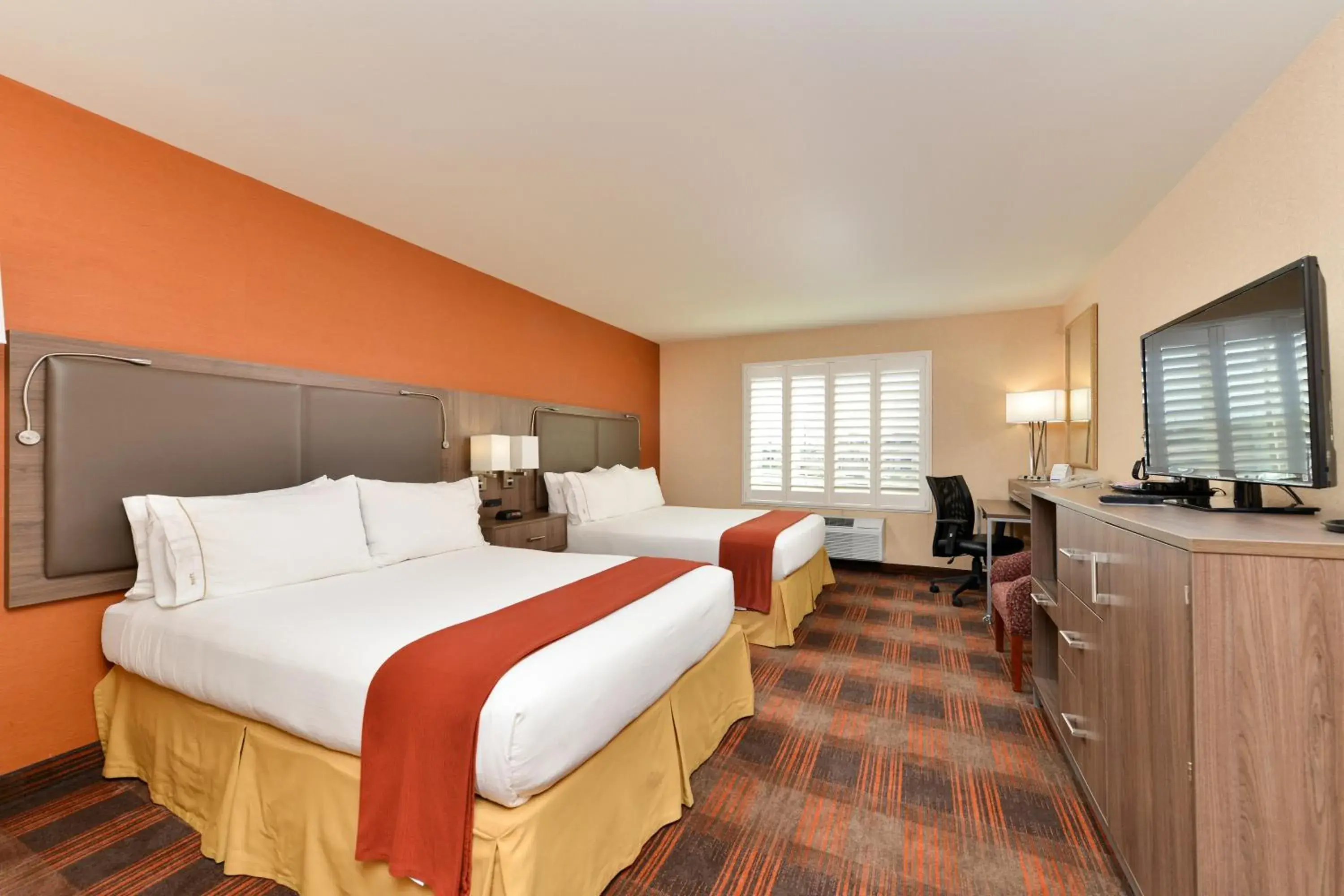 Standard Room with Two Queen Beds in HOLIDAY INN EXPRESS & SUITES ELK GROVE CENTRAL - HWY 99 by IHG Standard Room with Two Queen Beds in HOLIDAY INN EXPRESS & SUITES ELK GROVE CENTRAL - HWY 99 by IHG