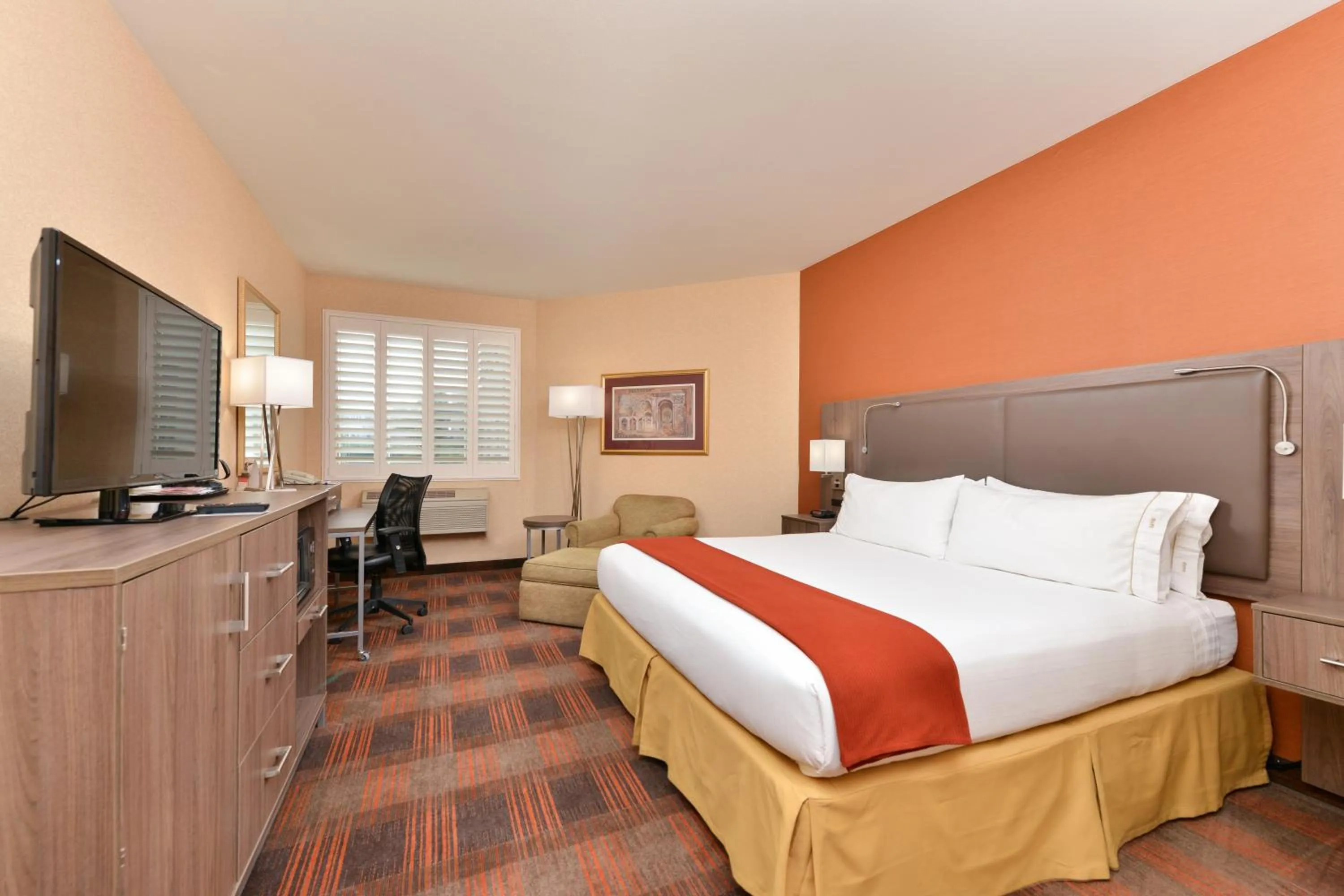 Bed in HOLIDAY INN EXPRESS & SUITES ELK GROVE CENTRAL - HWY 99 by IHG