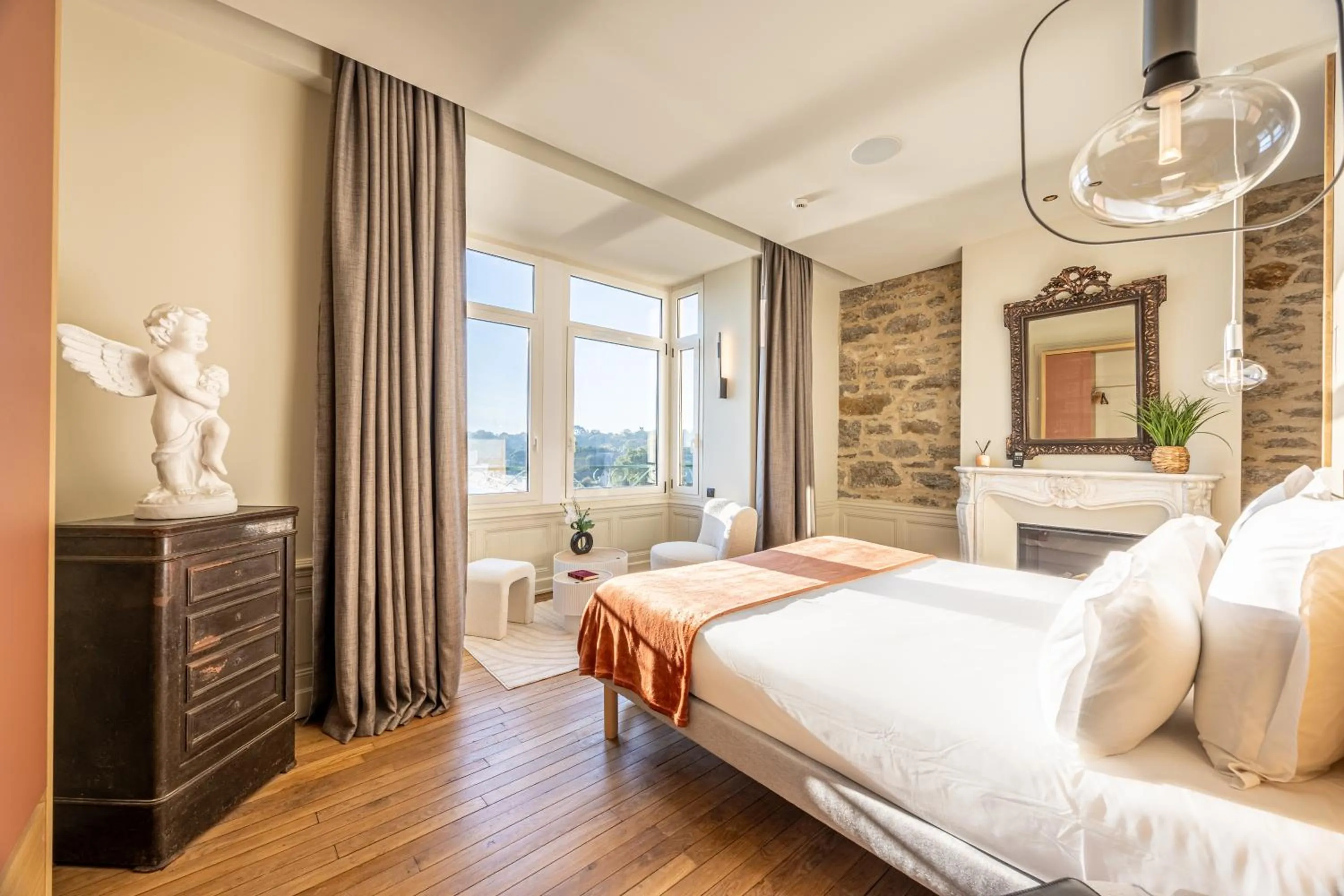 Living room, Bed in Restaurant Hotel Didier Méril