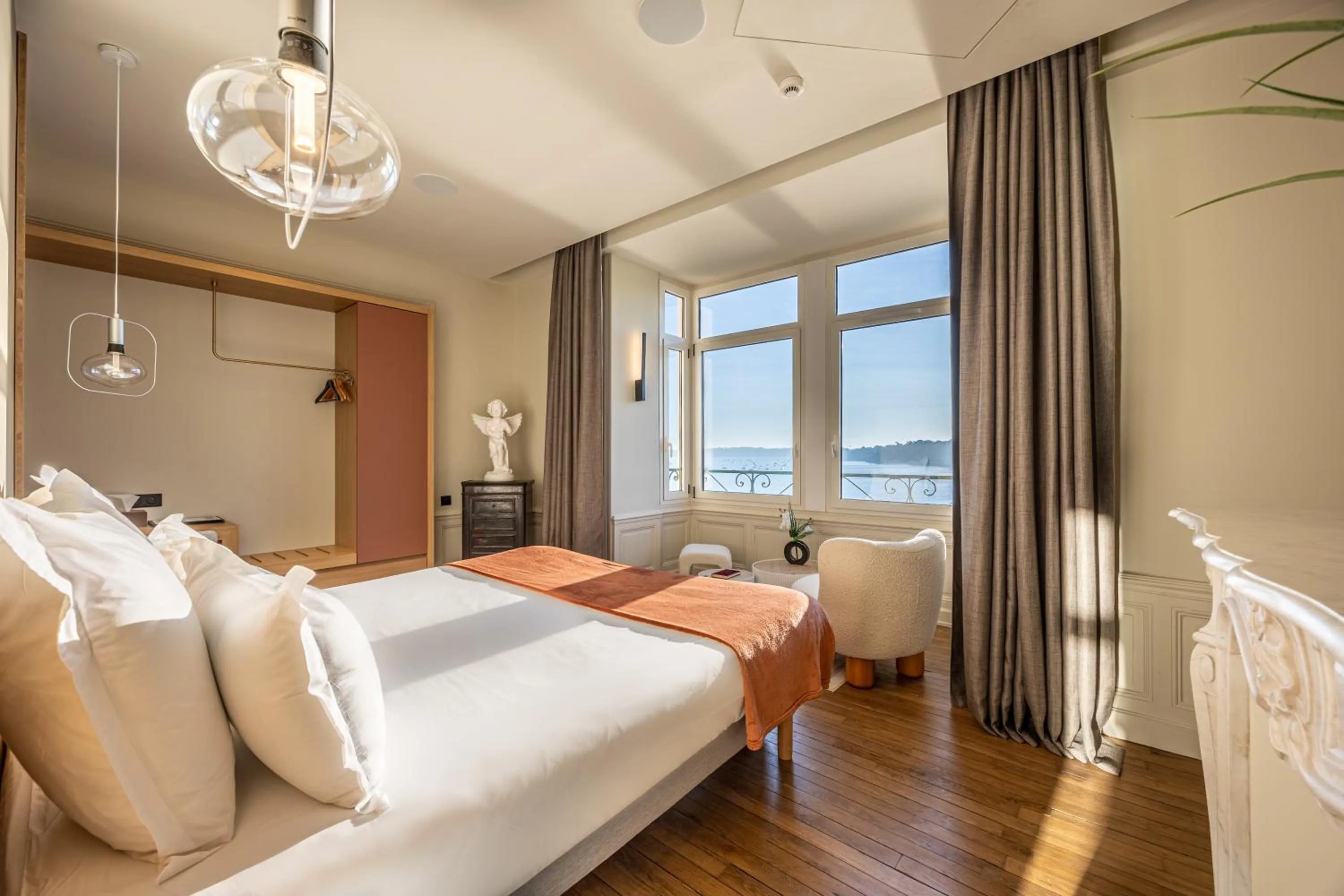 Living room, Bed in Restaurant Hotel Didier Méril