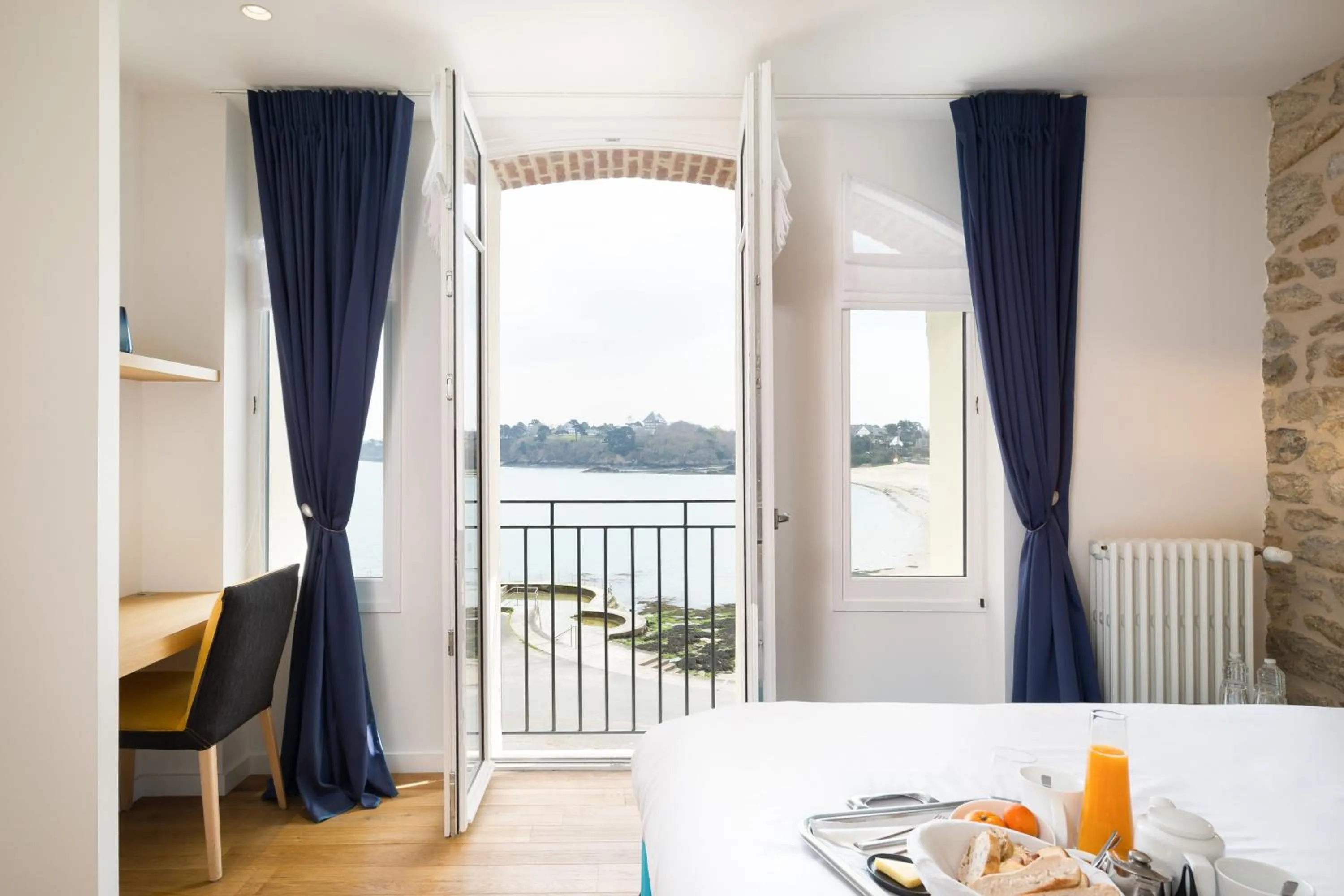 Balcony/Terrace, Bed in Restaurant Hotel Didier Méril