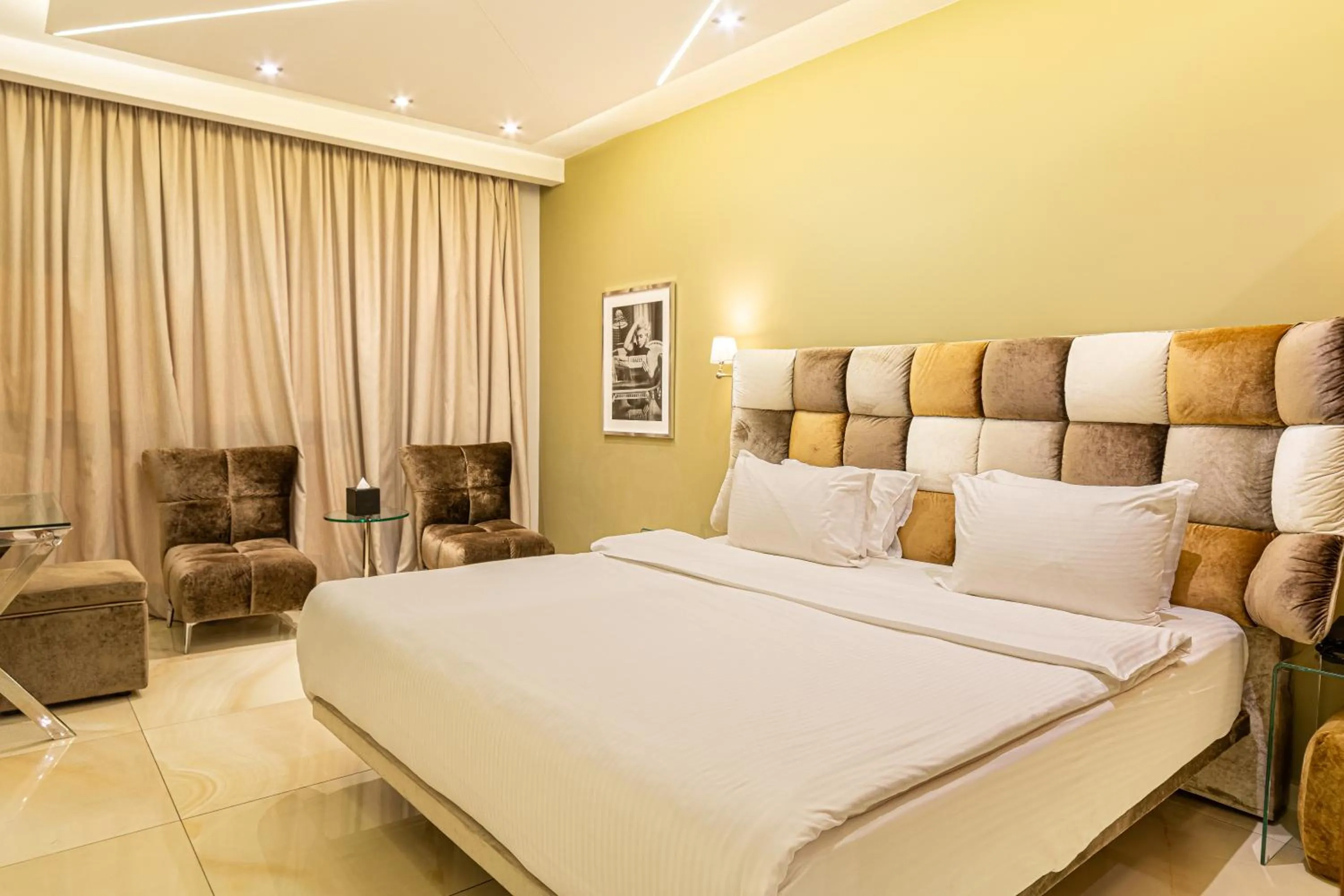 Bed in Royal Tulip Achrafieh