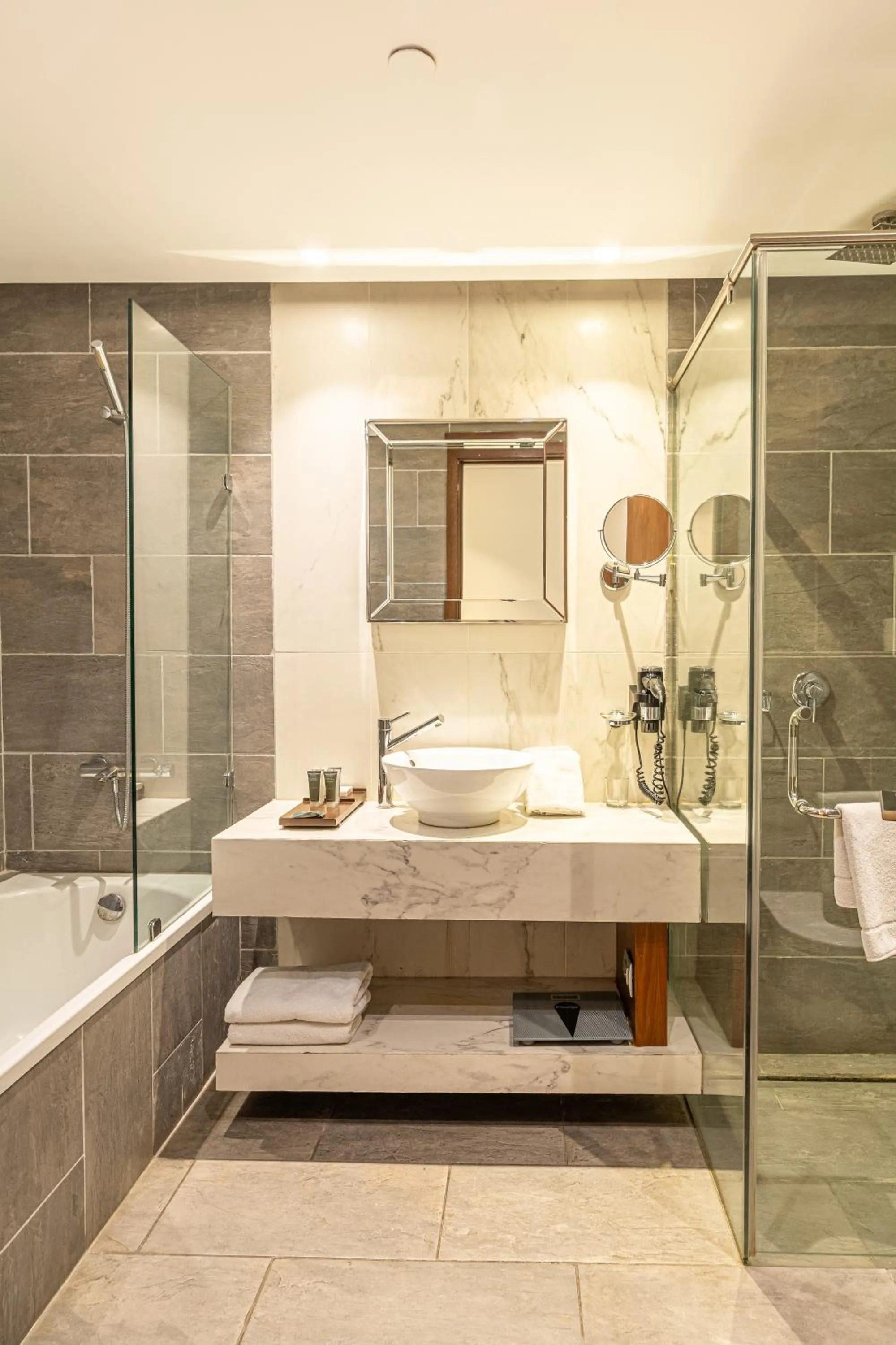 Shower in Royal Tulip Achrafieh