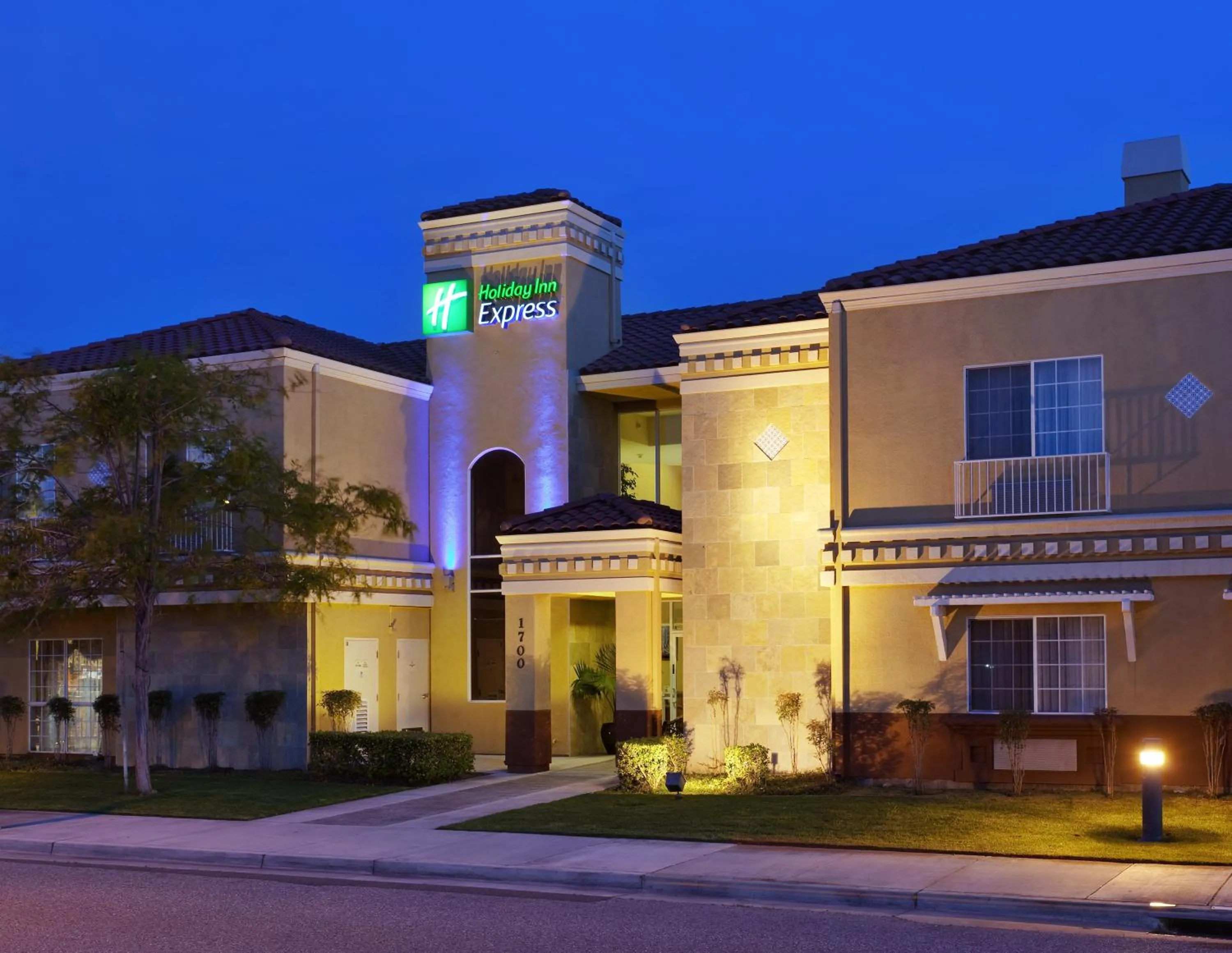 Property building in Holiday Inn Express & Suites Santa Clara by IHG