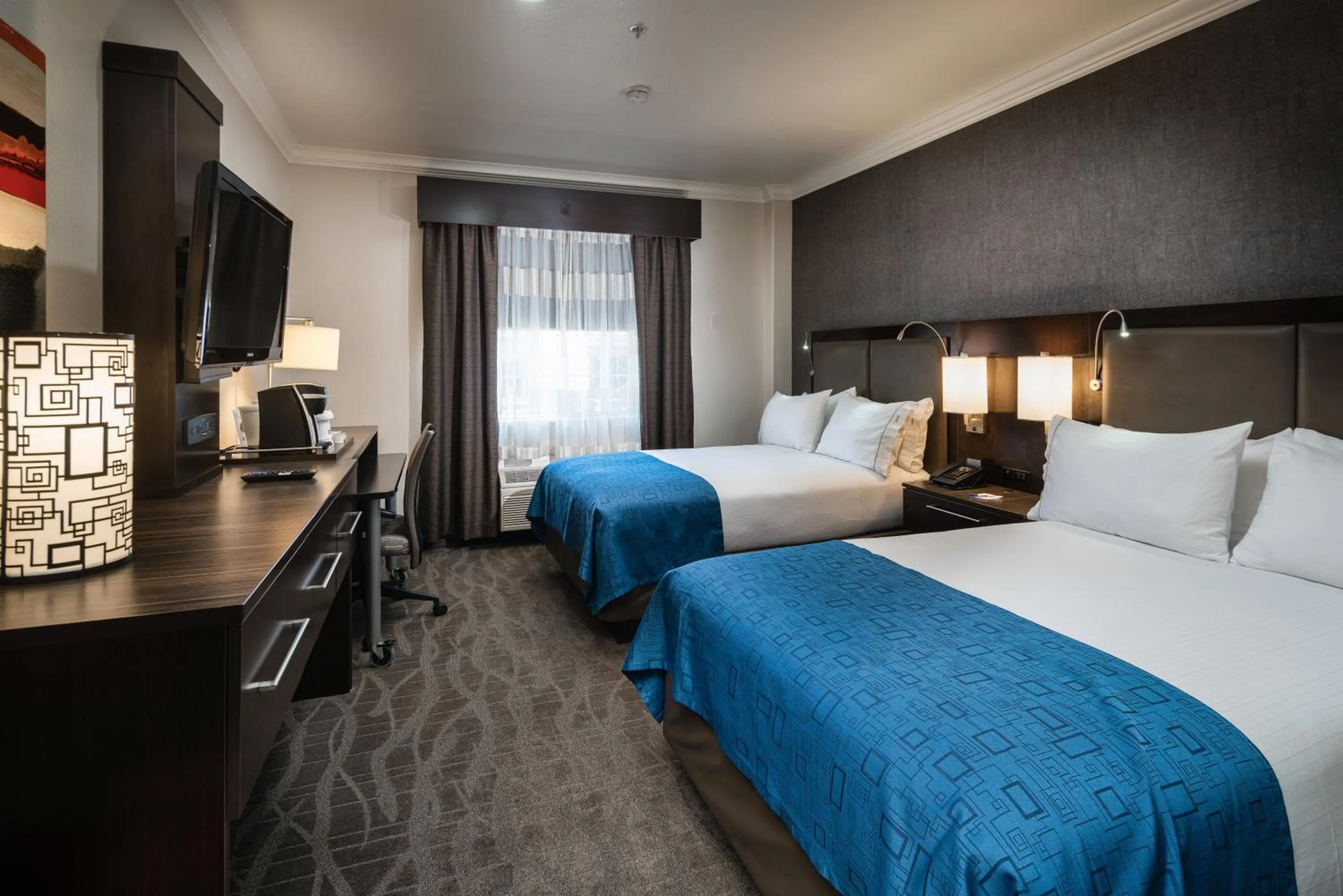 Photo of the whole room, Bed in Holiday Inn Express & Suites Santa Clara by IHG