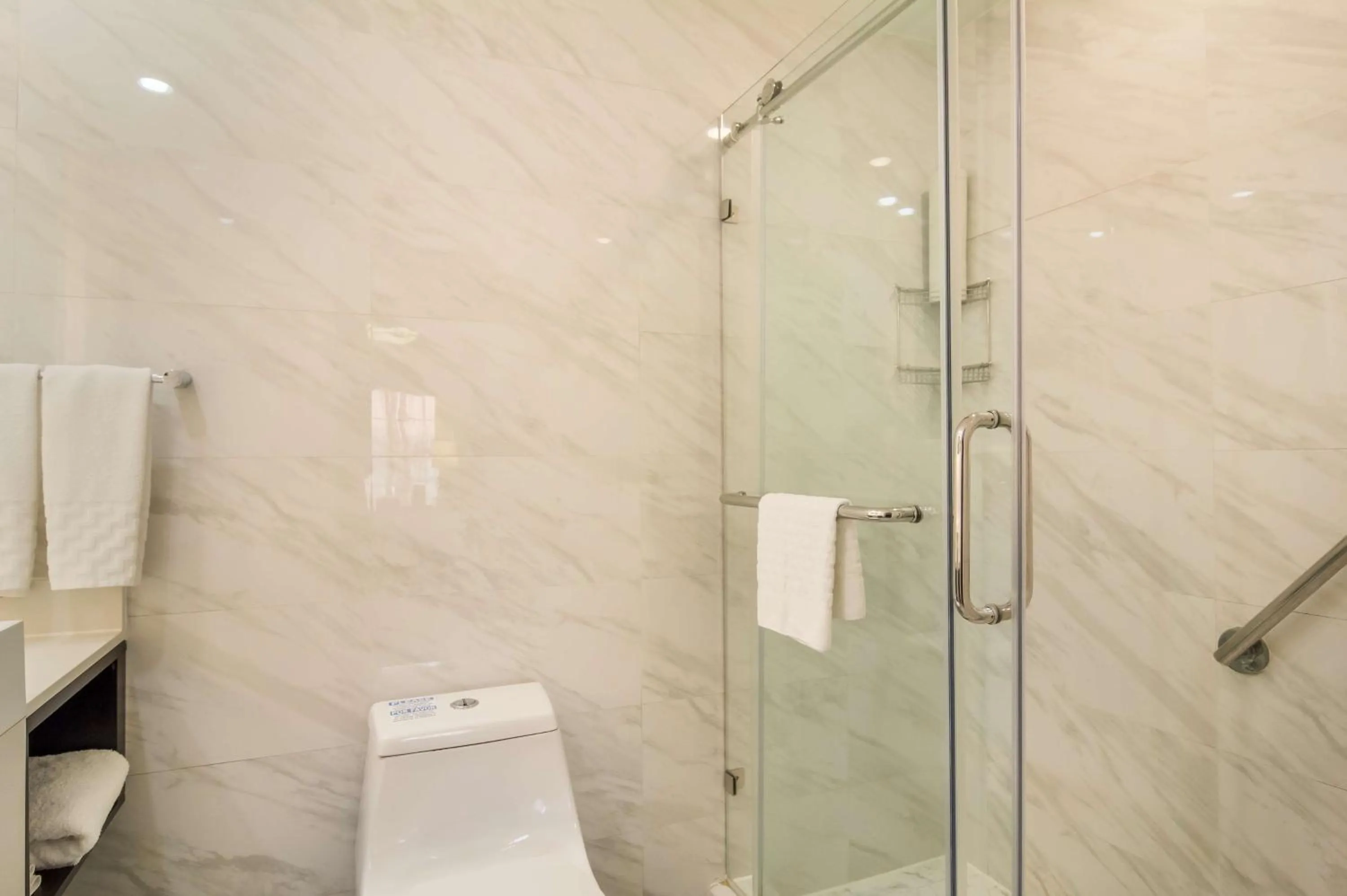 Bathroom in Best Western Historic Bayfront