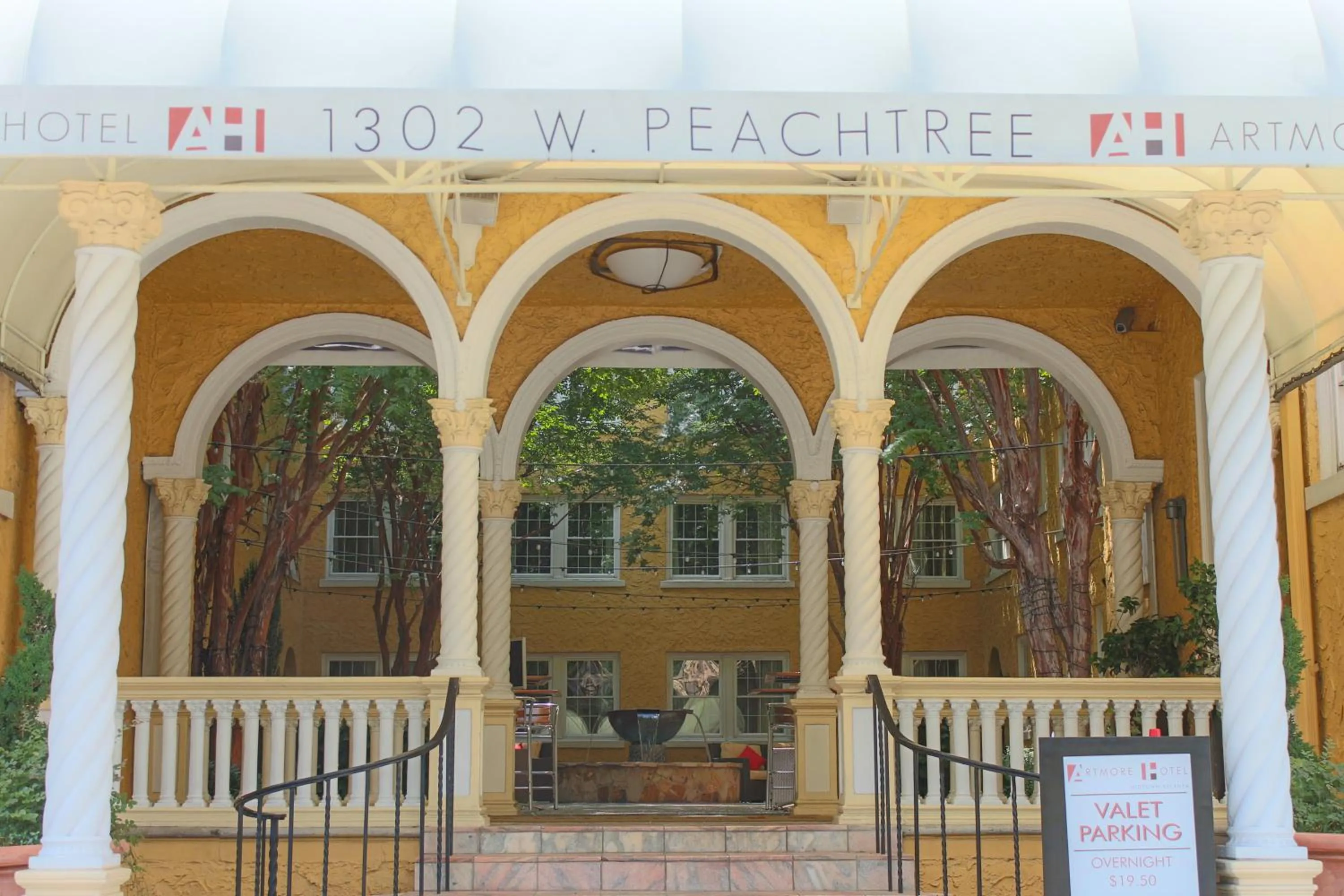 Facade/entrance in Artmore Hotel