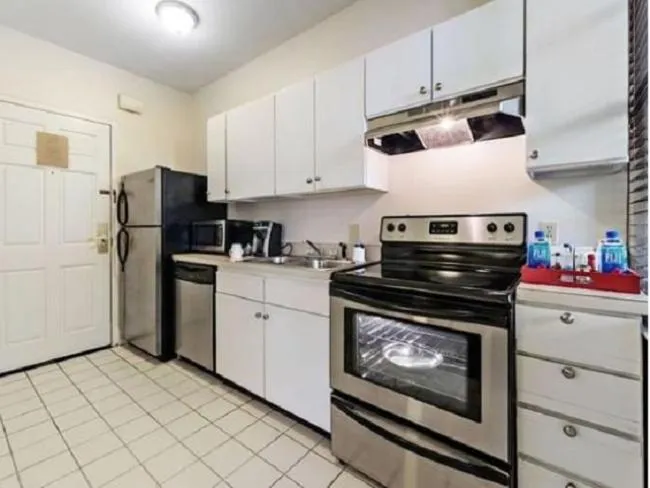 Kitchen/Kitchenette in Artmore Hotel