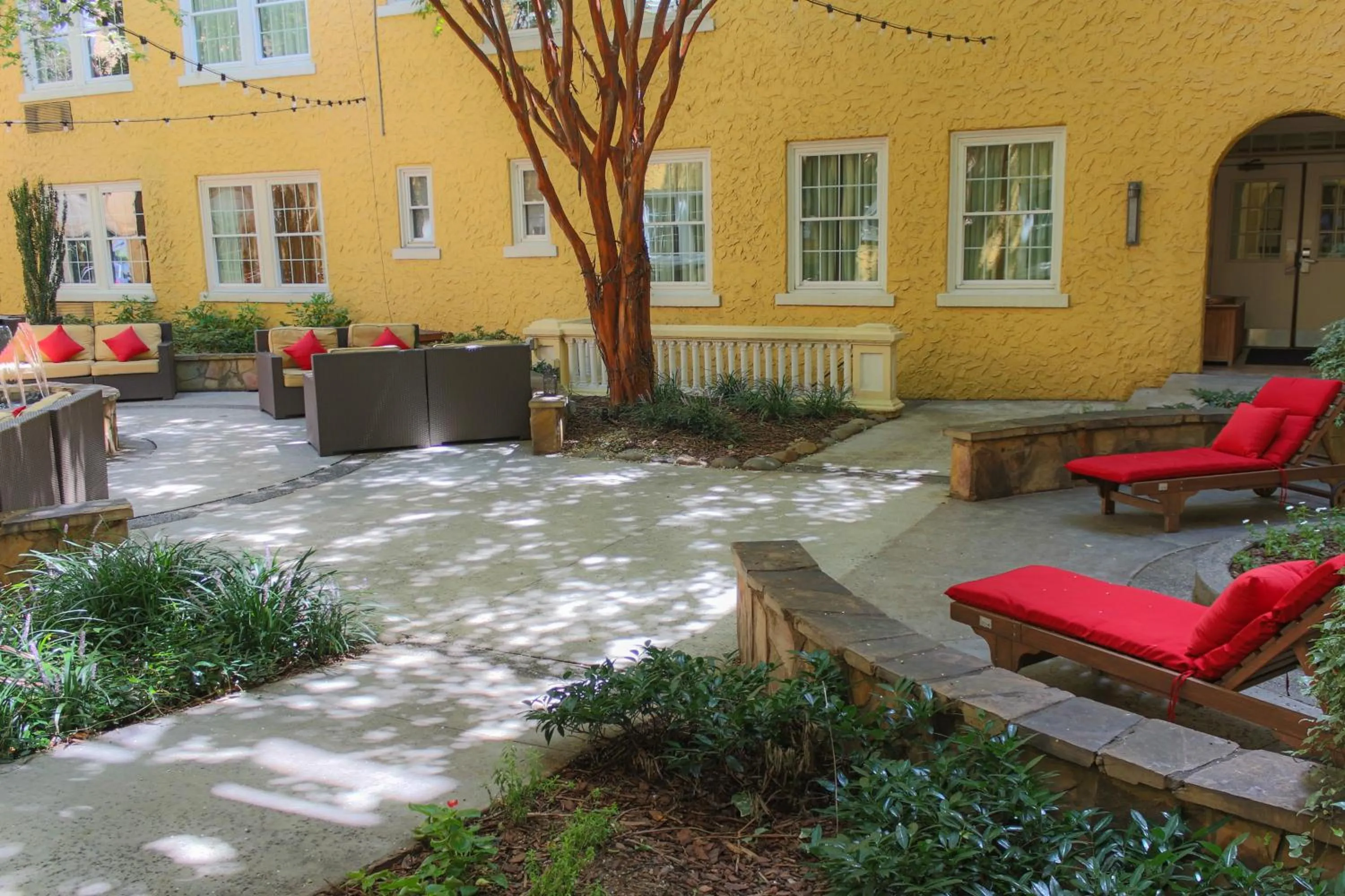 Facade/entrance in Artmore Hotel