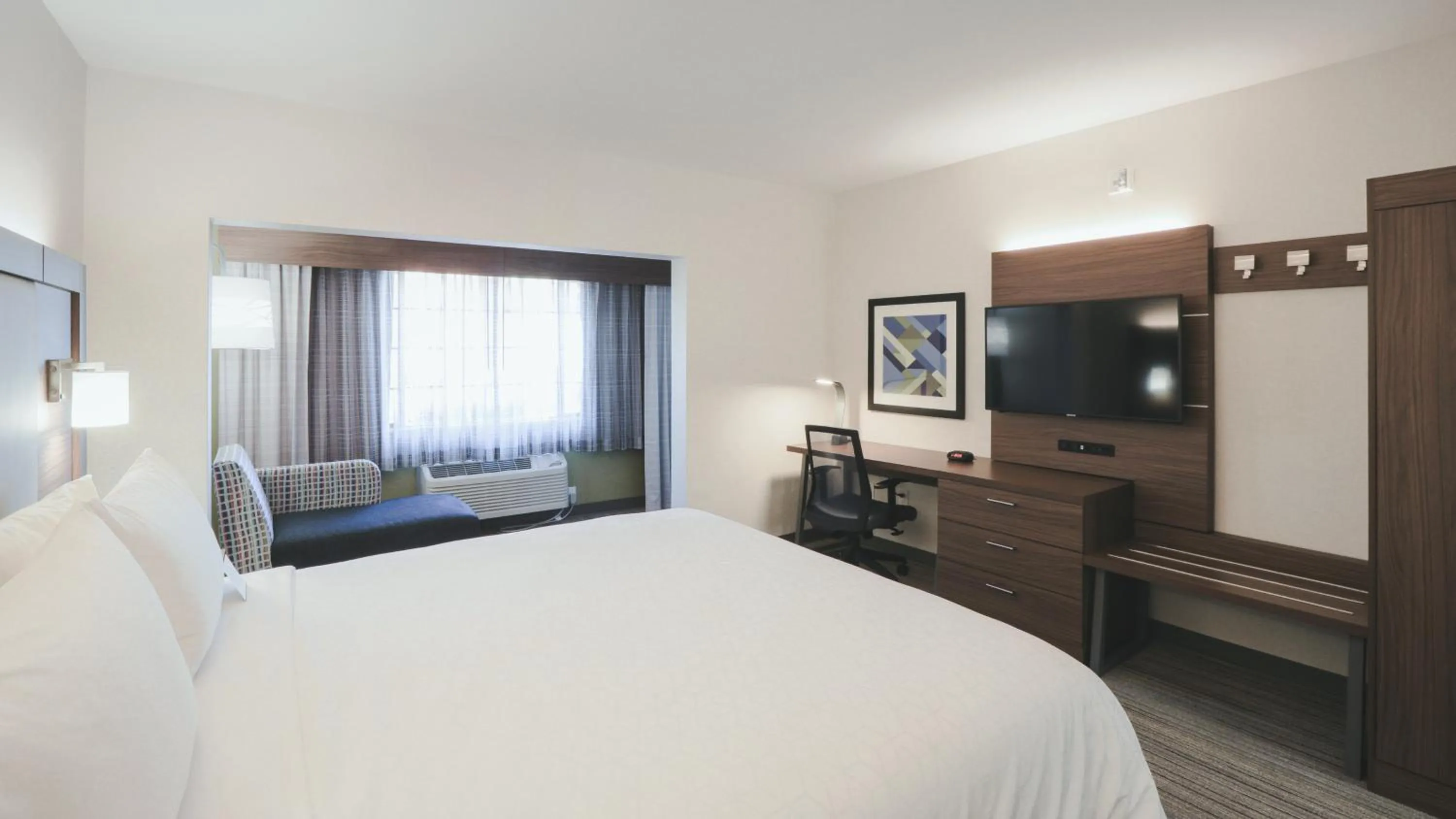 Photo of the whole room, Bed in Holiday Inn Express Lompoc by IHG