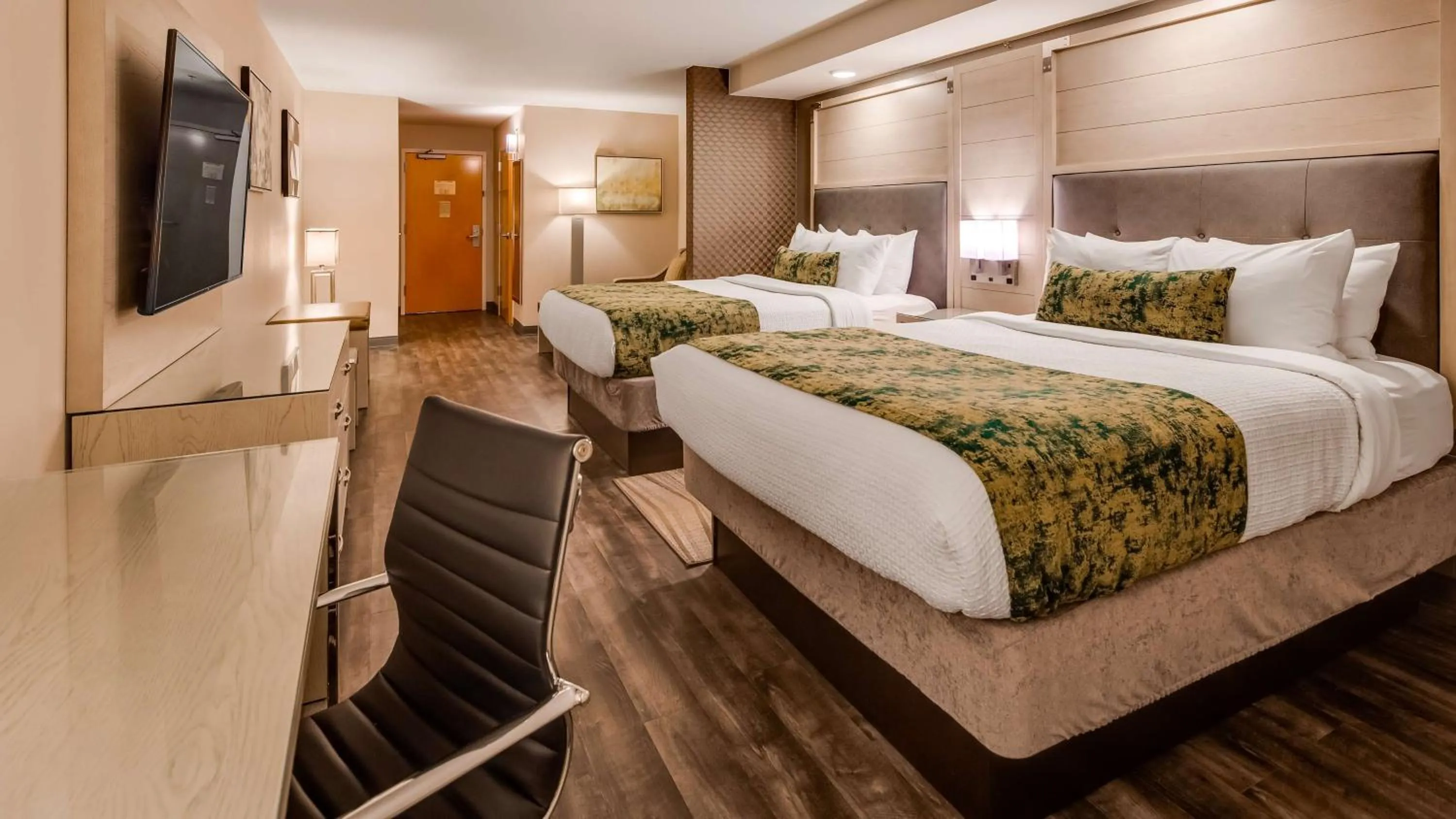 Photo of the whole room, Bed in Best Western Premier I-95 Savannah Airport/ Pooler West