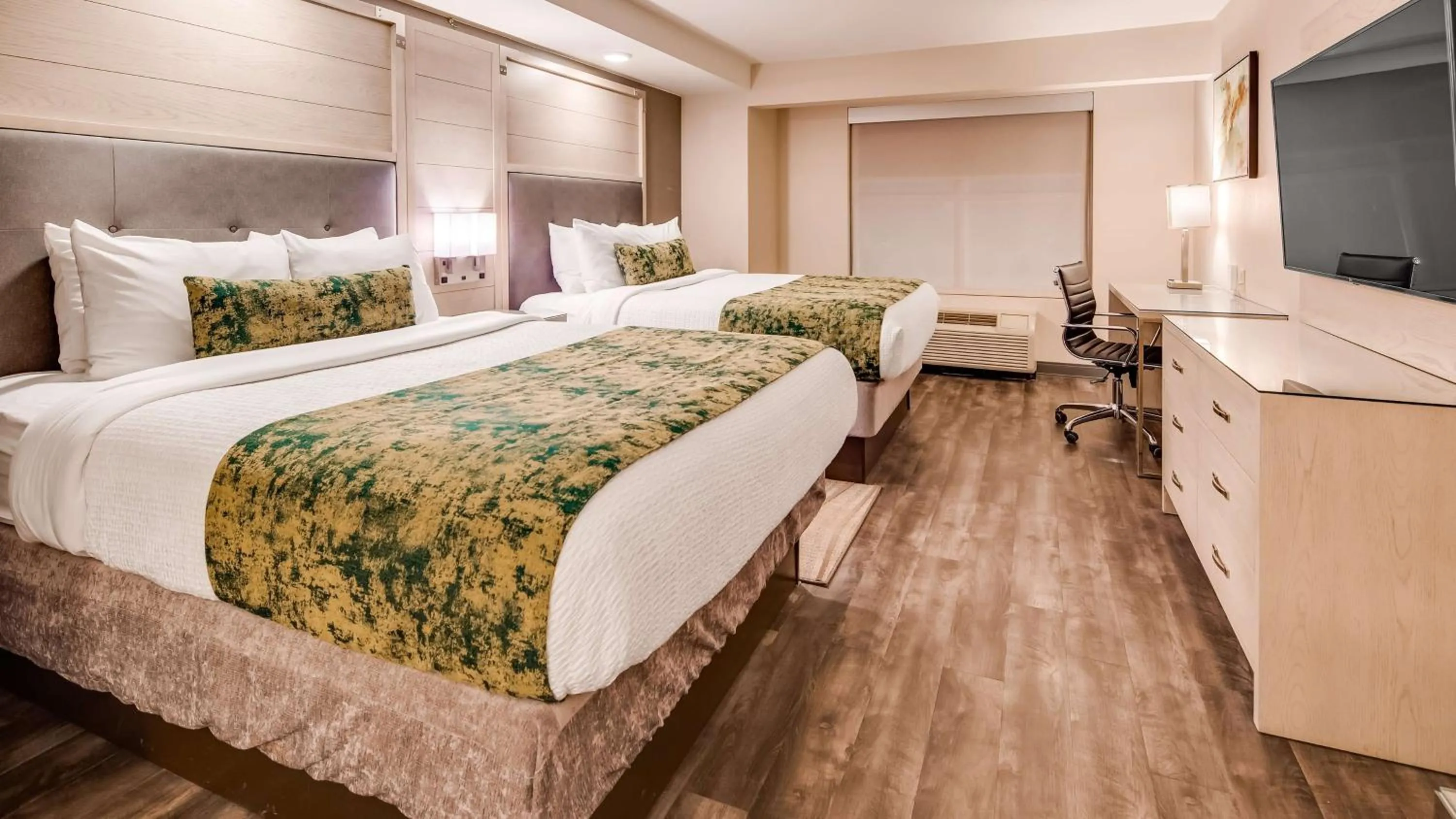 Photo of the whole room, Bed in Best Western Premier I-95 Savannah Airport/ Pooler West