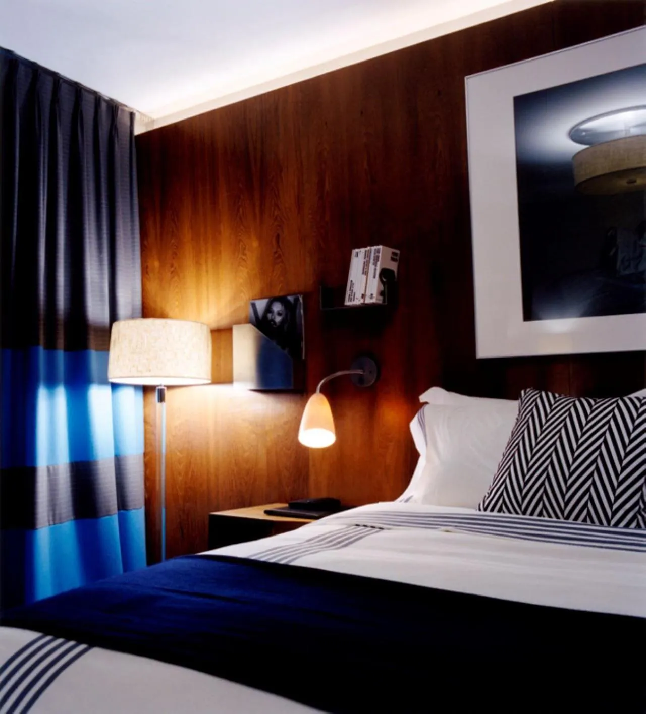 Bed in 6 Columbus Central Park Hotel