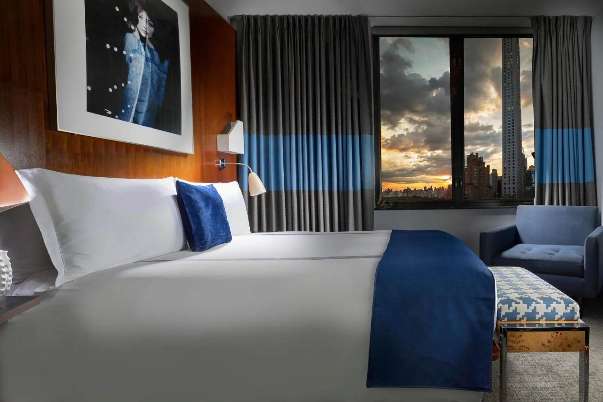 Bed in 6 Columbus Central Park Hotel