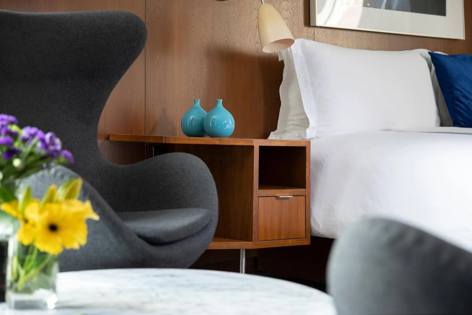 Bed in 6 Columbus Central Park Hotel