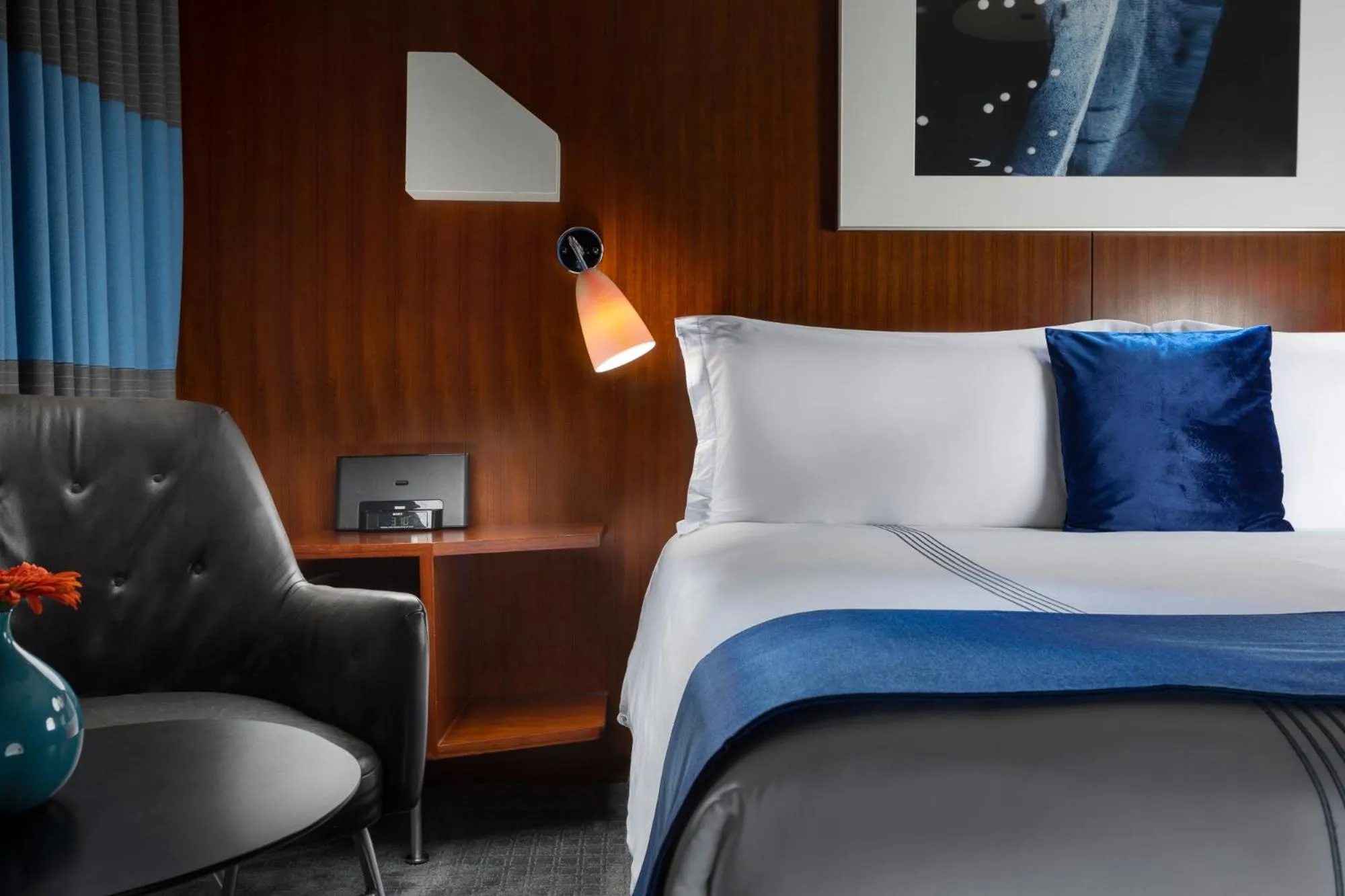 Bed in 6 Columbus Central Park Hotel