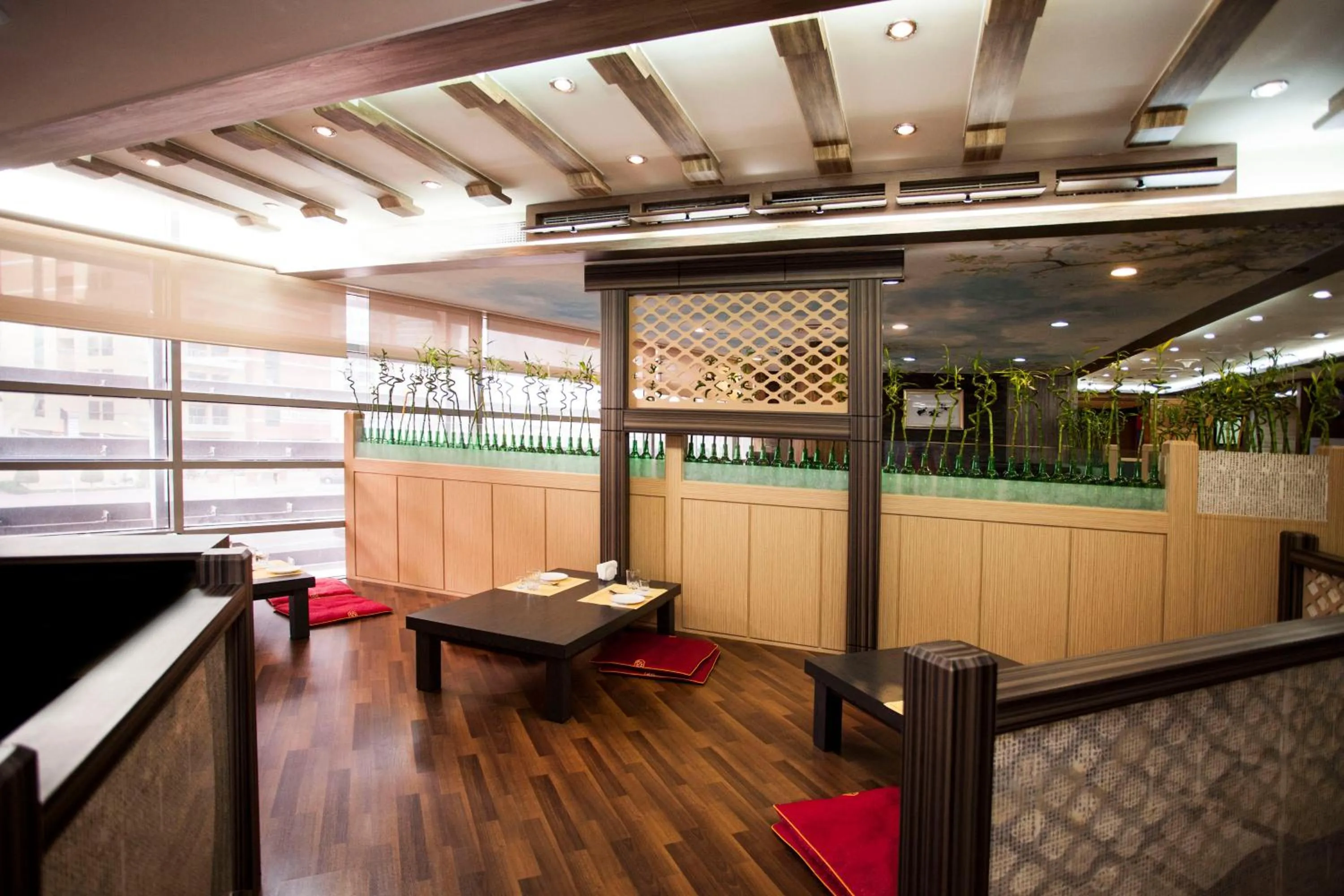 Restaurant/places to eat in Social Hotel