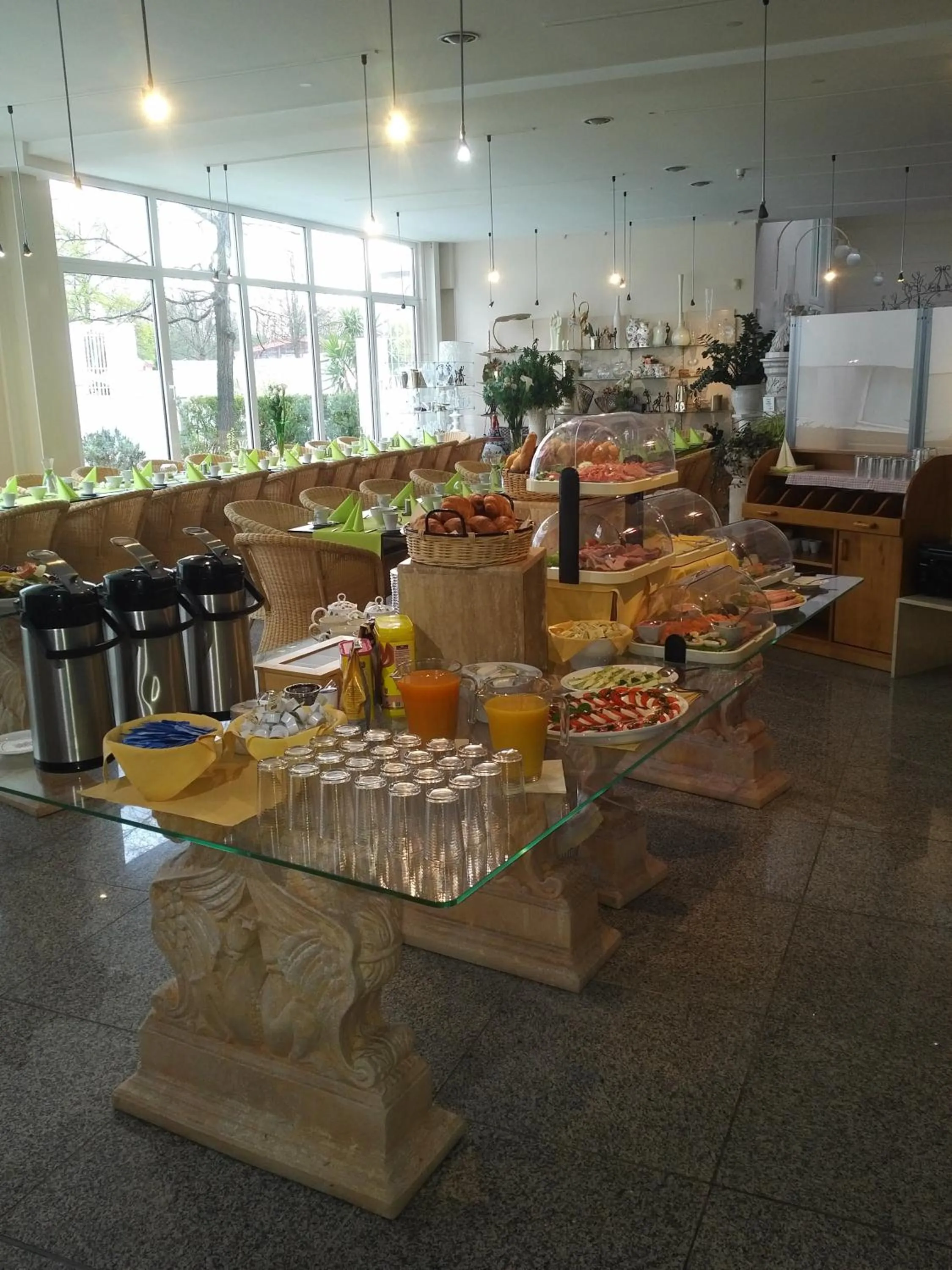 Breakfast in Lindemann Hotel