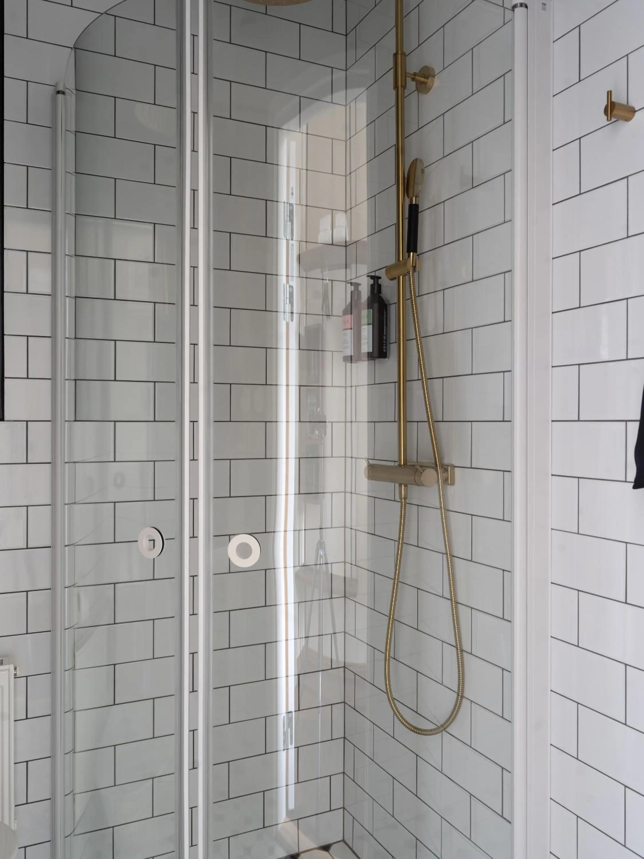 Shower in Hotel Bishops Arms Lund