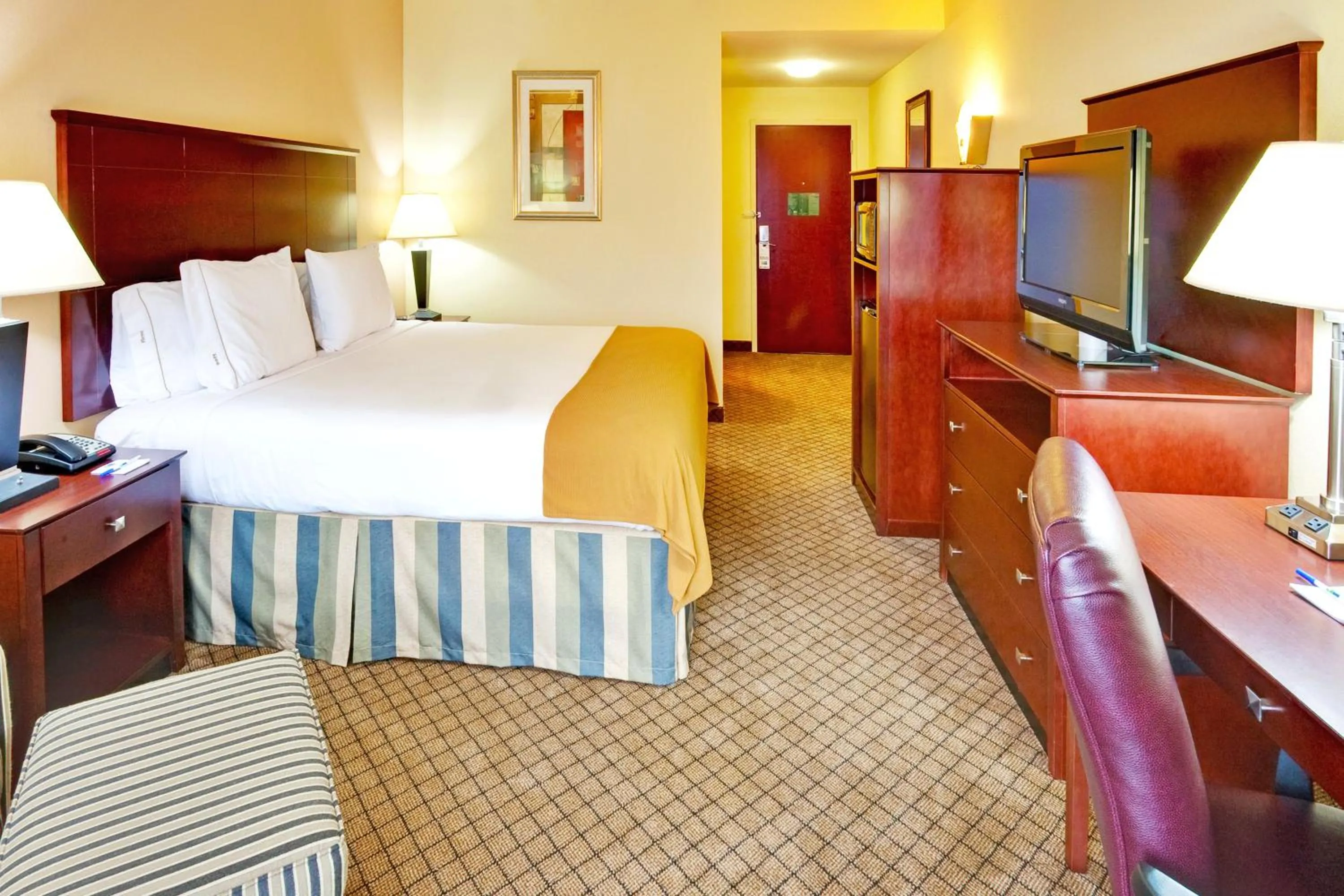 Photo of the whole room, Bed in Holiday Inn Express Hotel & Suites Millington-Memphis Area by IHG
