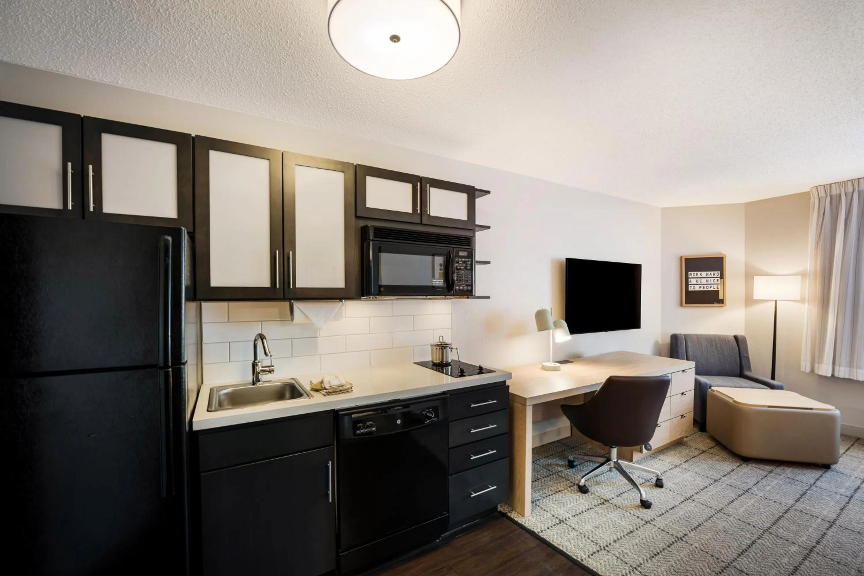 TV and multimedia in Sonesta Simply Suites Birmingham Hoover