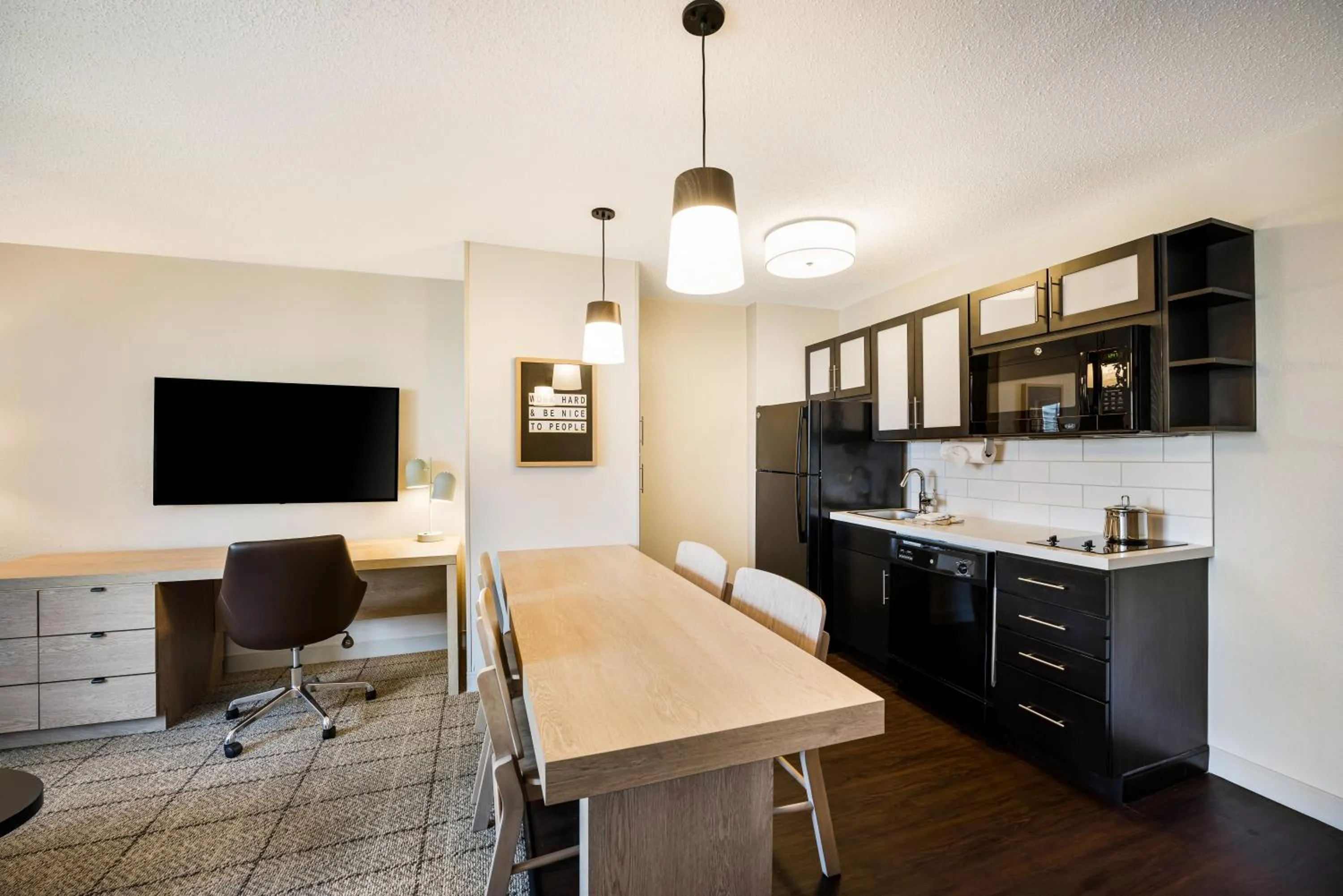 Kitchen or kitchenette in Sonesta Simply Suites Birmingham Hoover